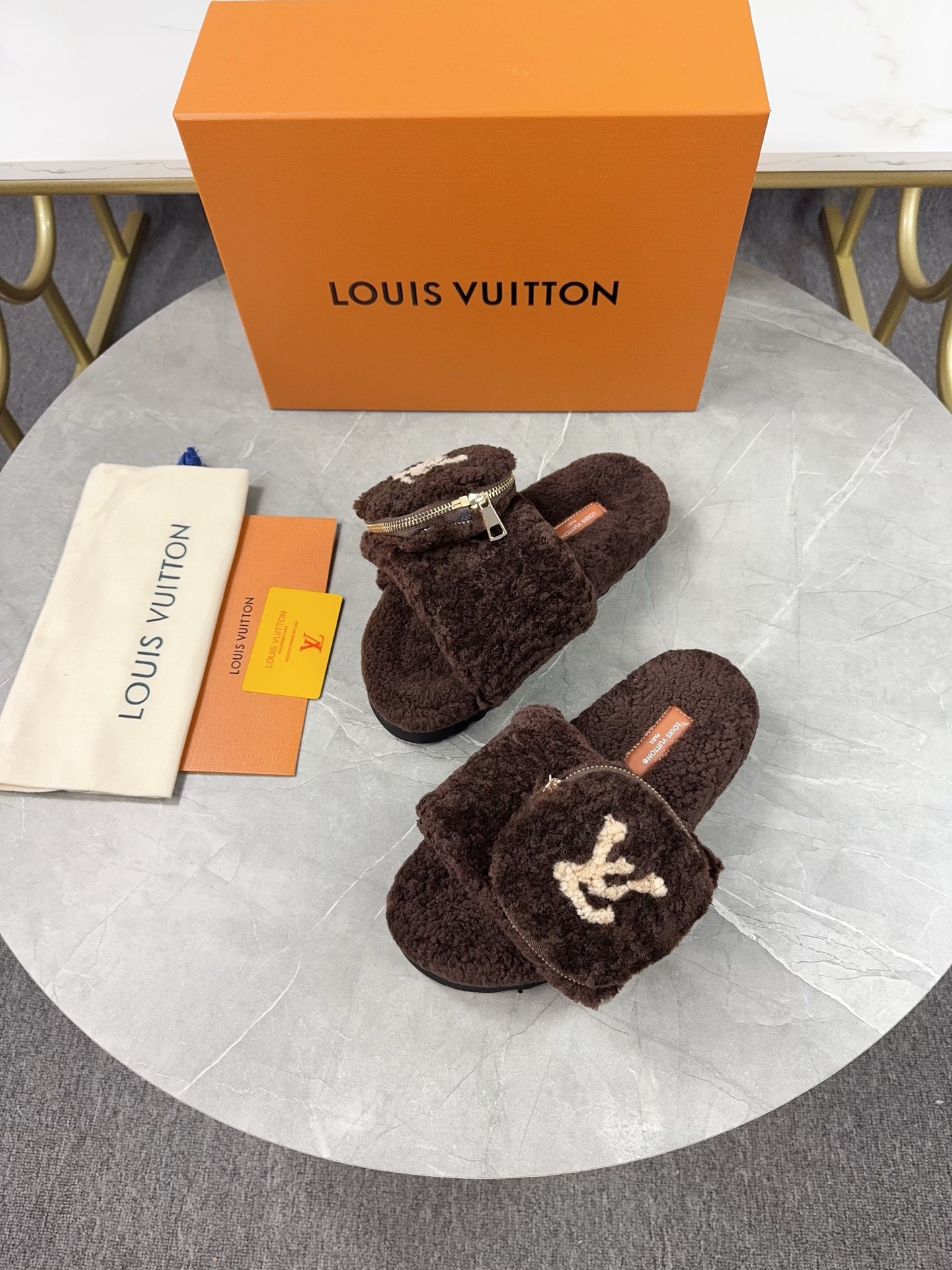 LV 高仿毛絨拖鞋 深棕小口袋設計休閒款｜歐美奢侈品精品推薦