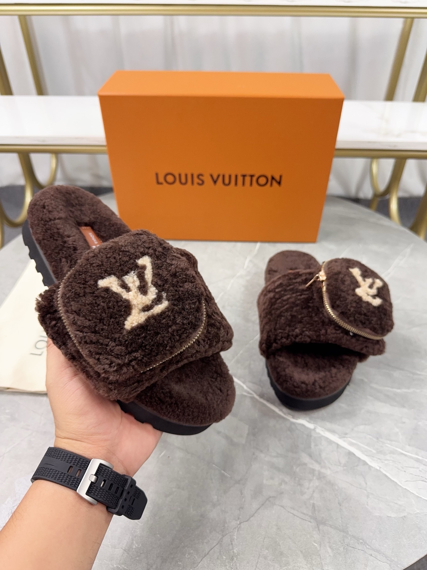 LV 高仿毛絨拖鞋 深棕小口袋設計休閒款｜歐美奢侈品精品推薦