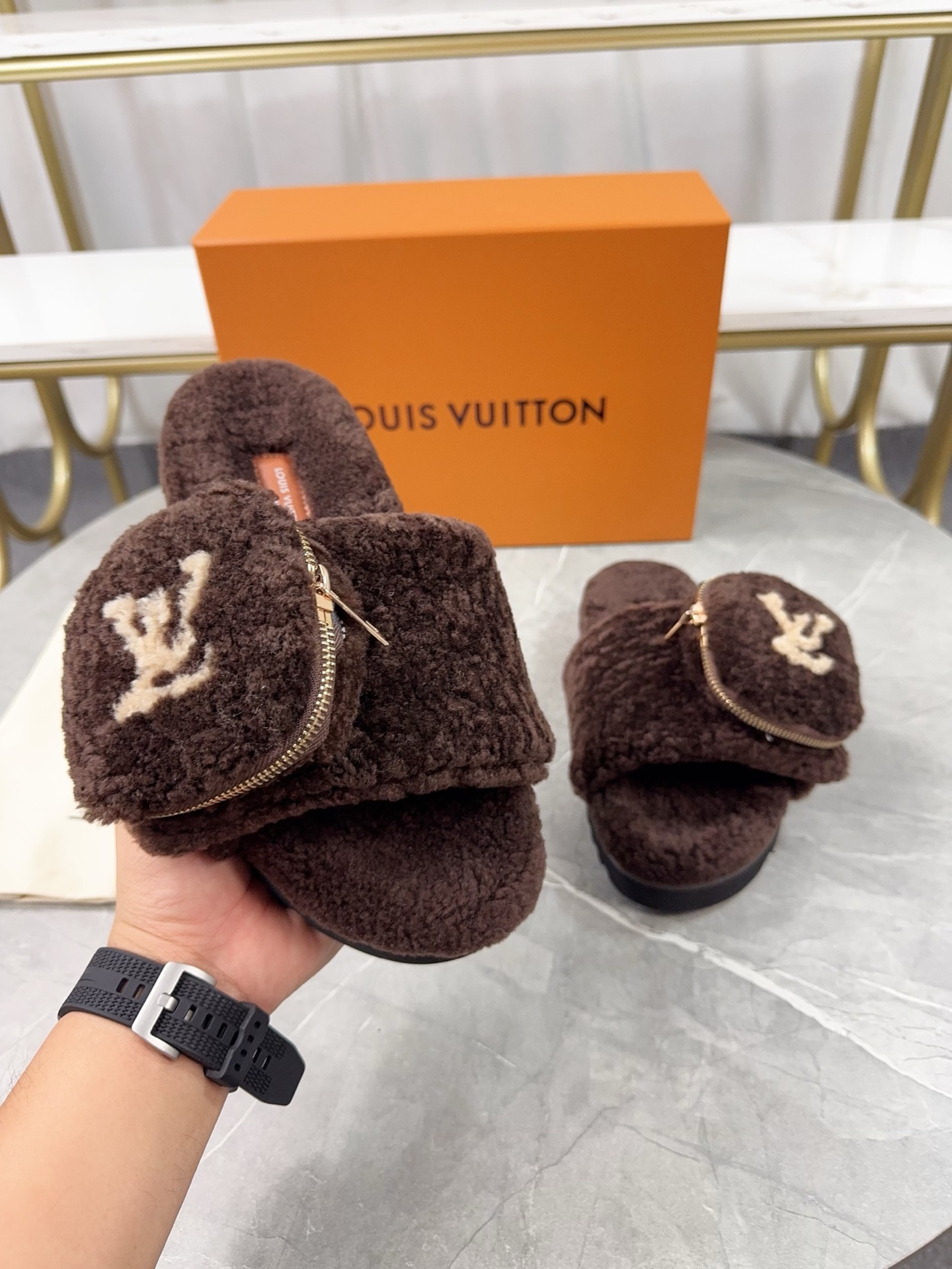 LV 高仿毛絨拖鞋 深棕小口袋設計休閒款｜歐美奢侈品精品推薦