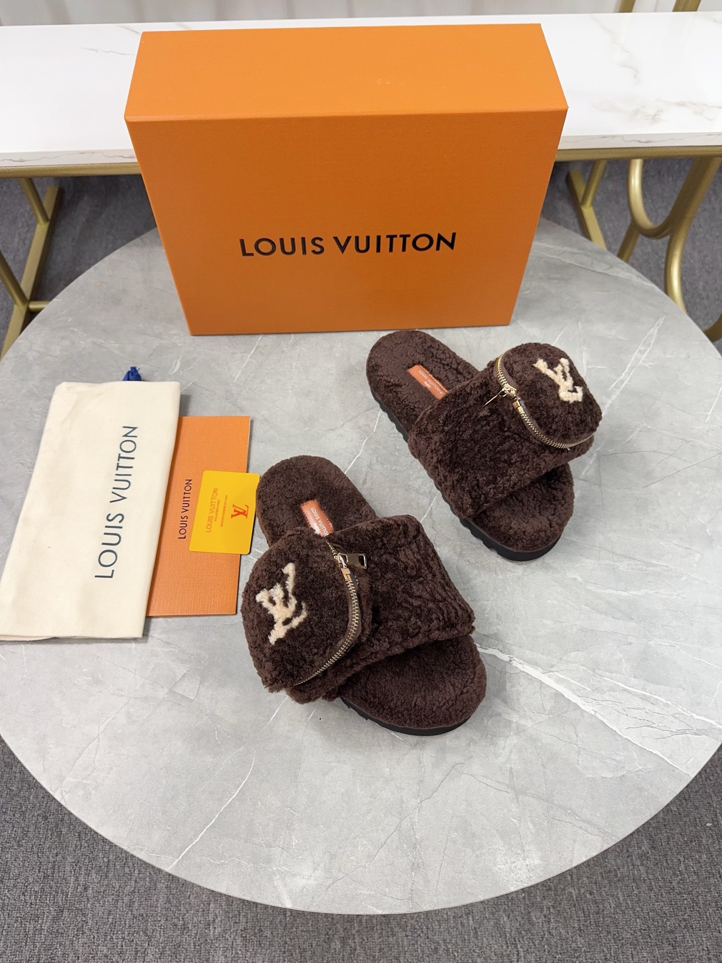 LV 高仿毛絨拖鞋 深棕小口袋設計休閒款｜歐美奢侈品精品推薦