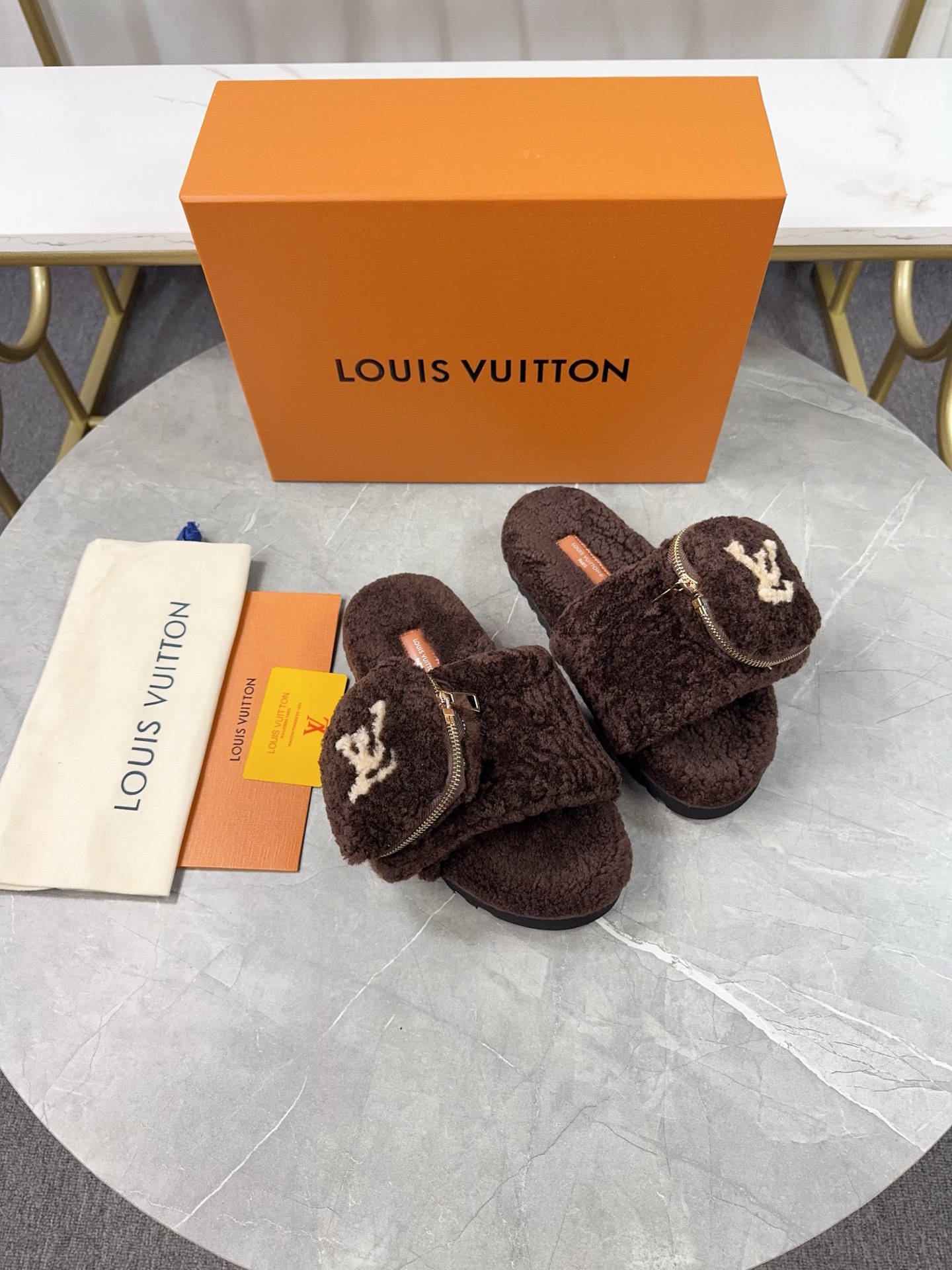 LV 高仿毛絨拖鞋 深棕小口袋設計休閒款｜歐美奢侈品精品推薦