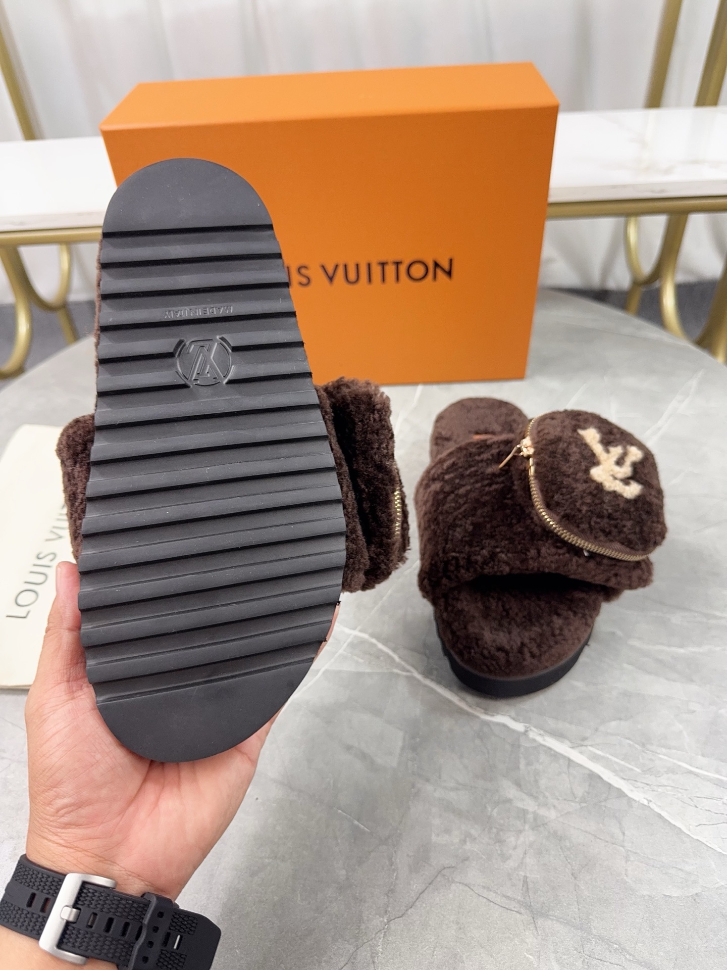 LV 高仿毛絨拖鞋 深棕小口袋設計休閒款｜歐美奢侈品精品推薦
