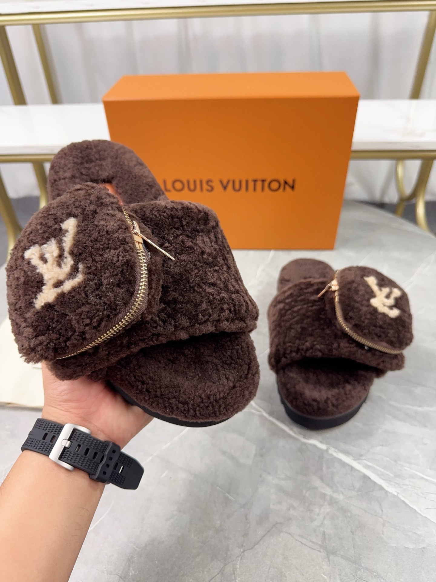 LV 高仿毛絨拖鞋 深棕小口袋設計休閒款｜歐美奢侈品精品推薦