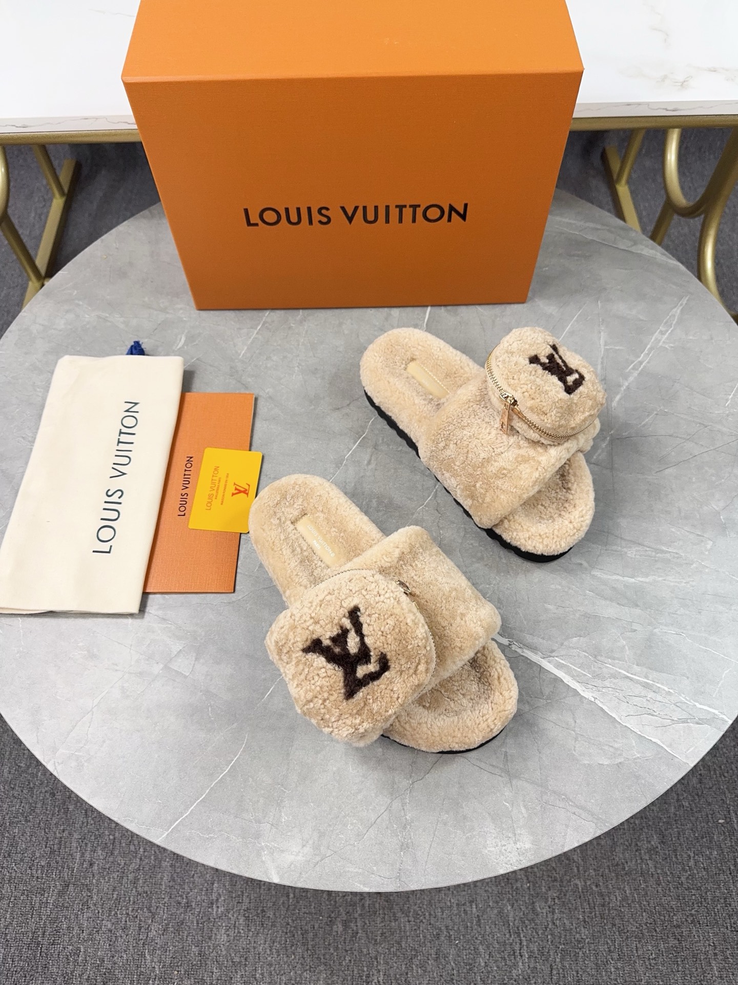 LV 一比一毛絨拖鞋 奶油色小口袋設計休閒款｜歐美奢侈品精品推薦