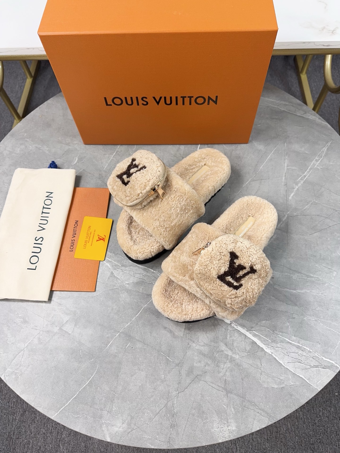 LV 一比一毛絨拖鞋 奶油色小口袋設計休閒款｜歐美奢侈品精品推薦