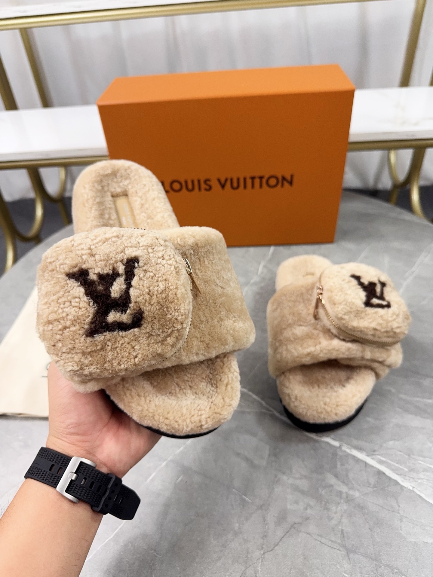 LV 一比一毛絨拖鞋 奶油色小口袋設計休閒款｜歐美奢侈品精品推薦