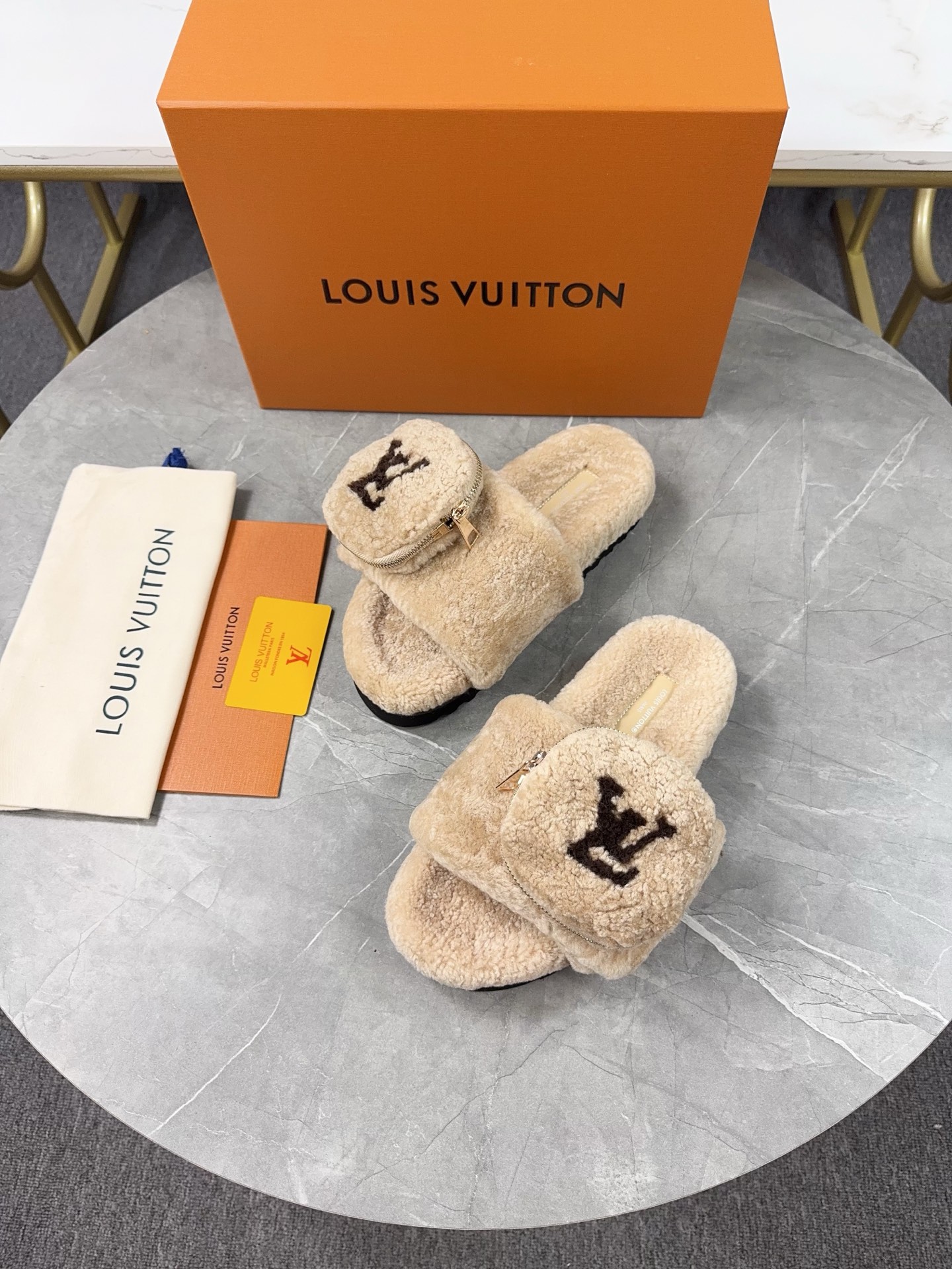 LV 一比一毛絨拖鞋 奶油色小口袋設計休閒款｜歐美奢侈品精品推薦