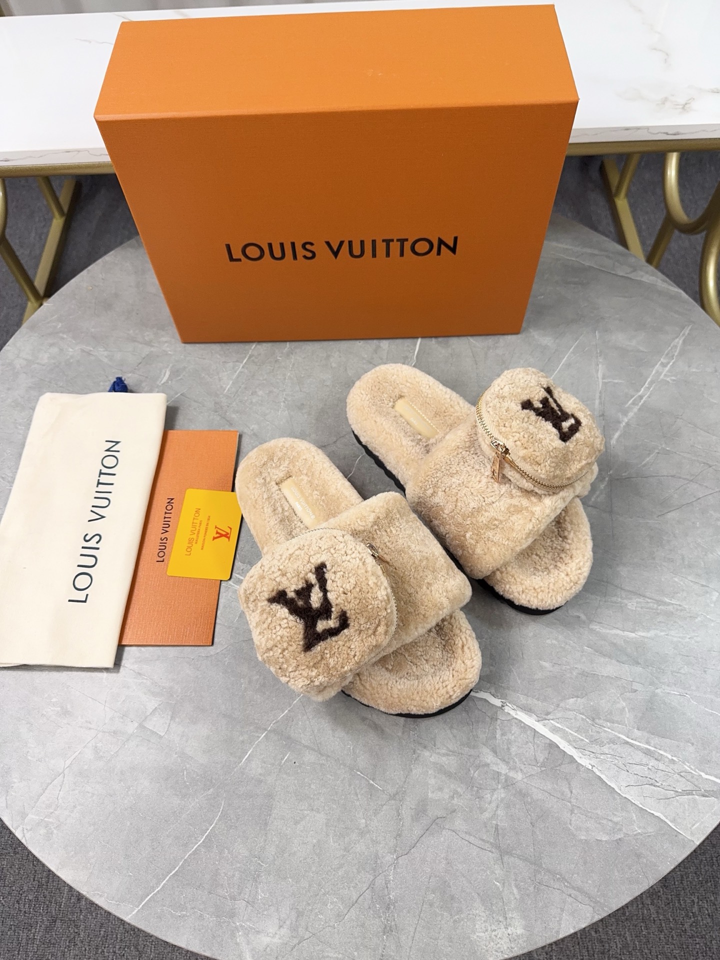 LV 一比一毛絨拖鞋 奶油色小口袋設計休閒款｜歐美奢侈品精品推薦