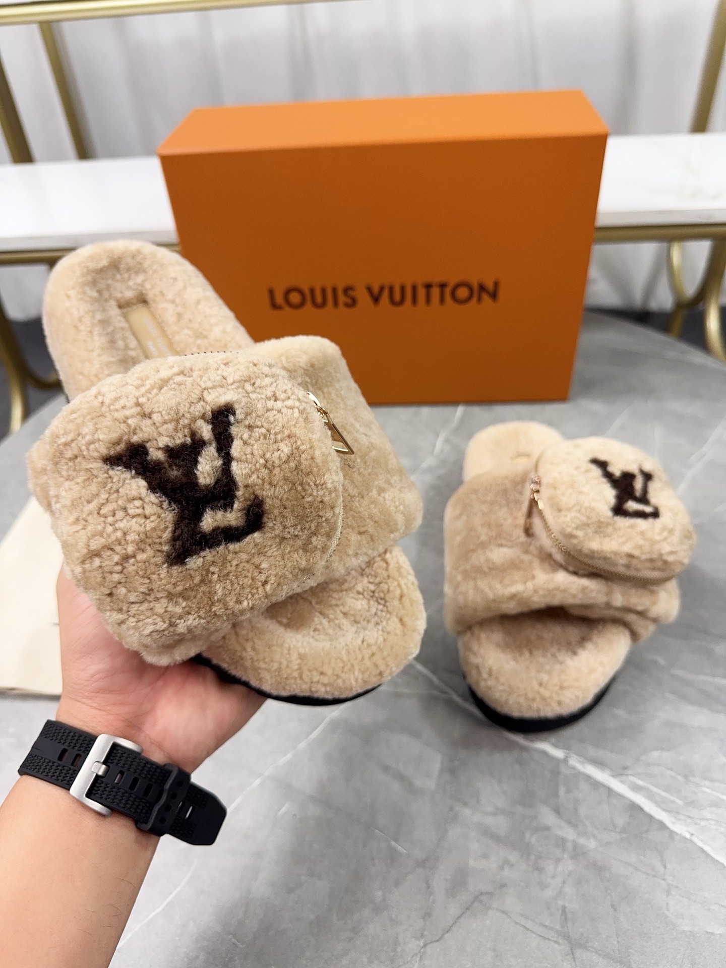LV 一比一毛絨拖鞋 奶油色小口袋設計休閒款｜歐美奢侈品精品推薦