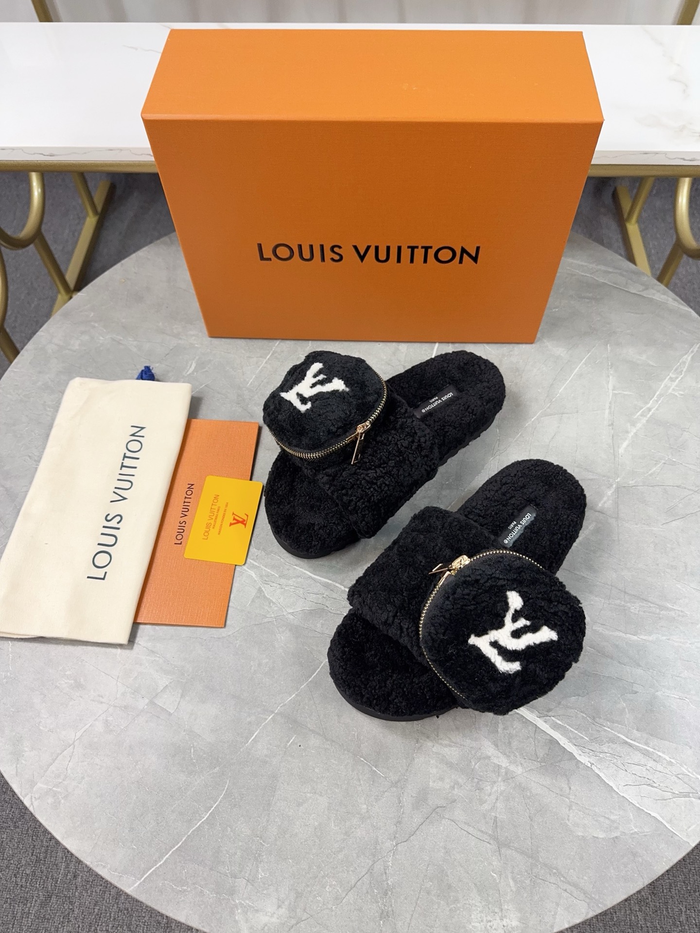 LV 高仿毛絨拖鞋 黑色小口袋設計百搭款｜歐美奢侈品精品推薦