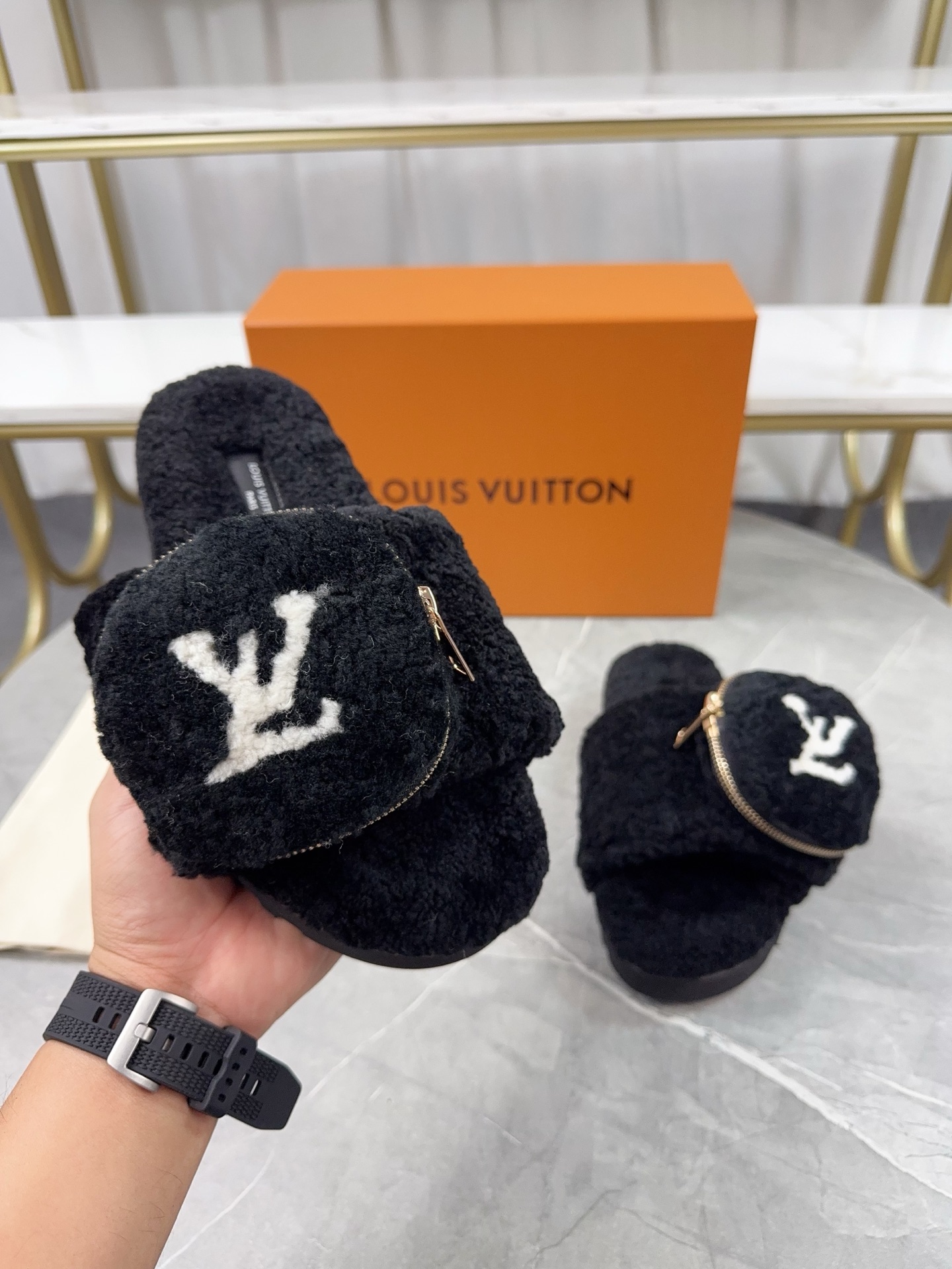 LV 高仿毛絨拖鞋 黑色小口袋設計百搭款｜歐美奢侈品精品推薦