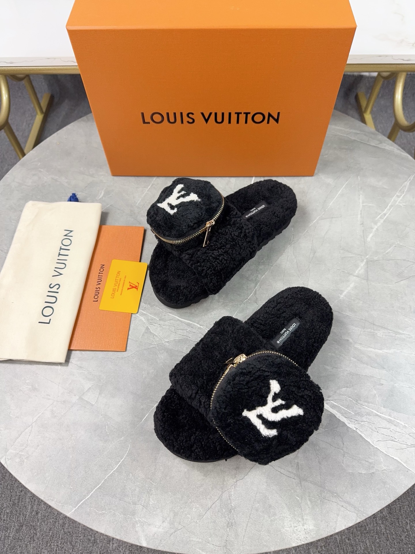 LV 高仿毛絨拖鞋 黑色小口袋設計百搭款｜歐美奢侈品精品推薦