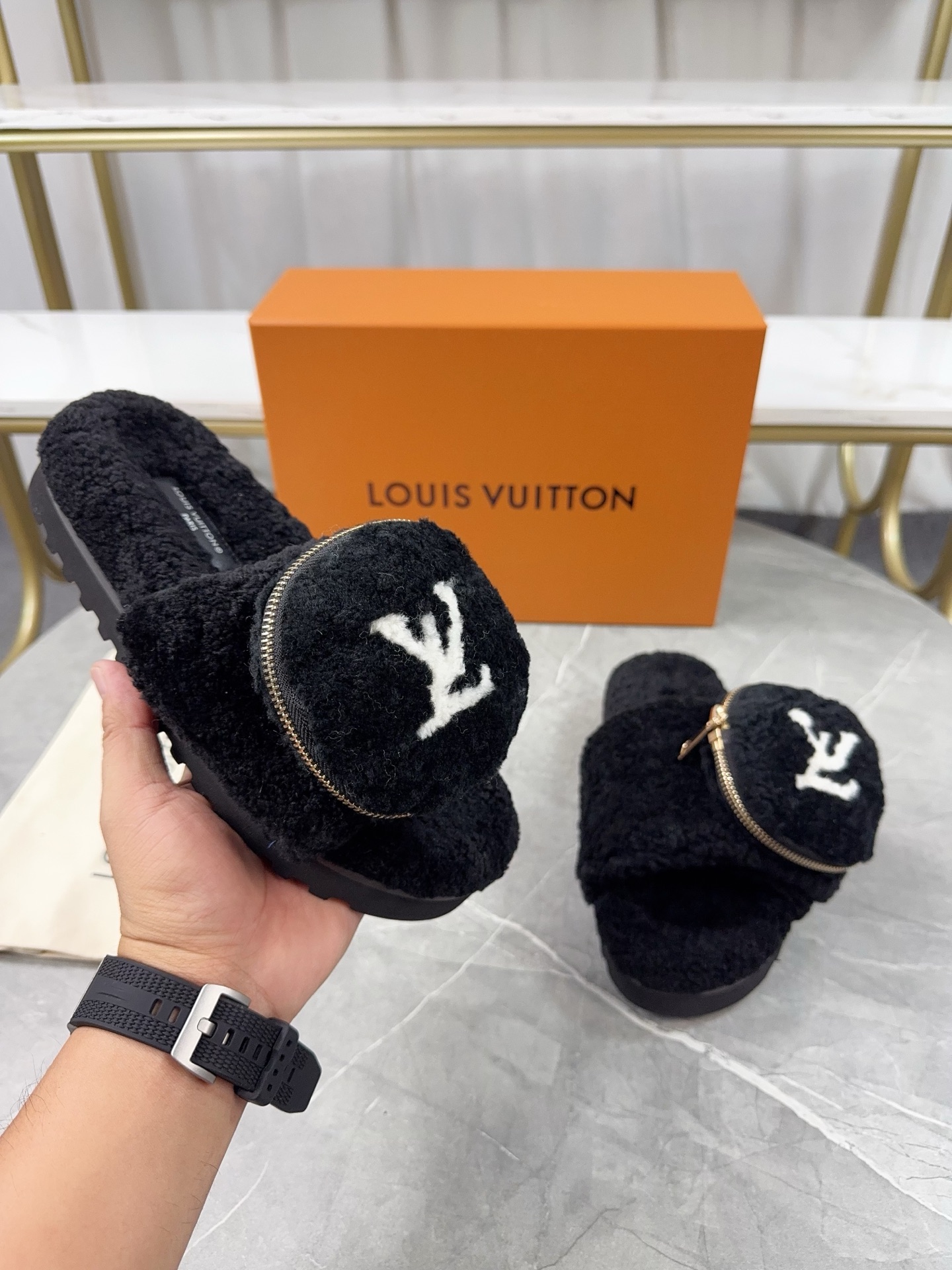 LV 高仿毛絨拖鞋 黑色小口袋設計百搭款｜歐美奢侈品精品推薦