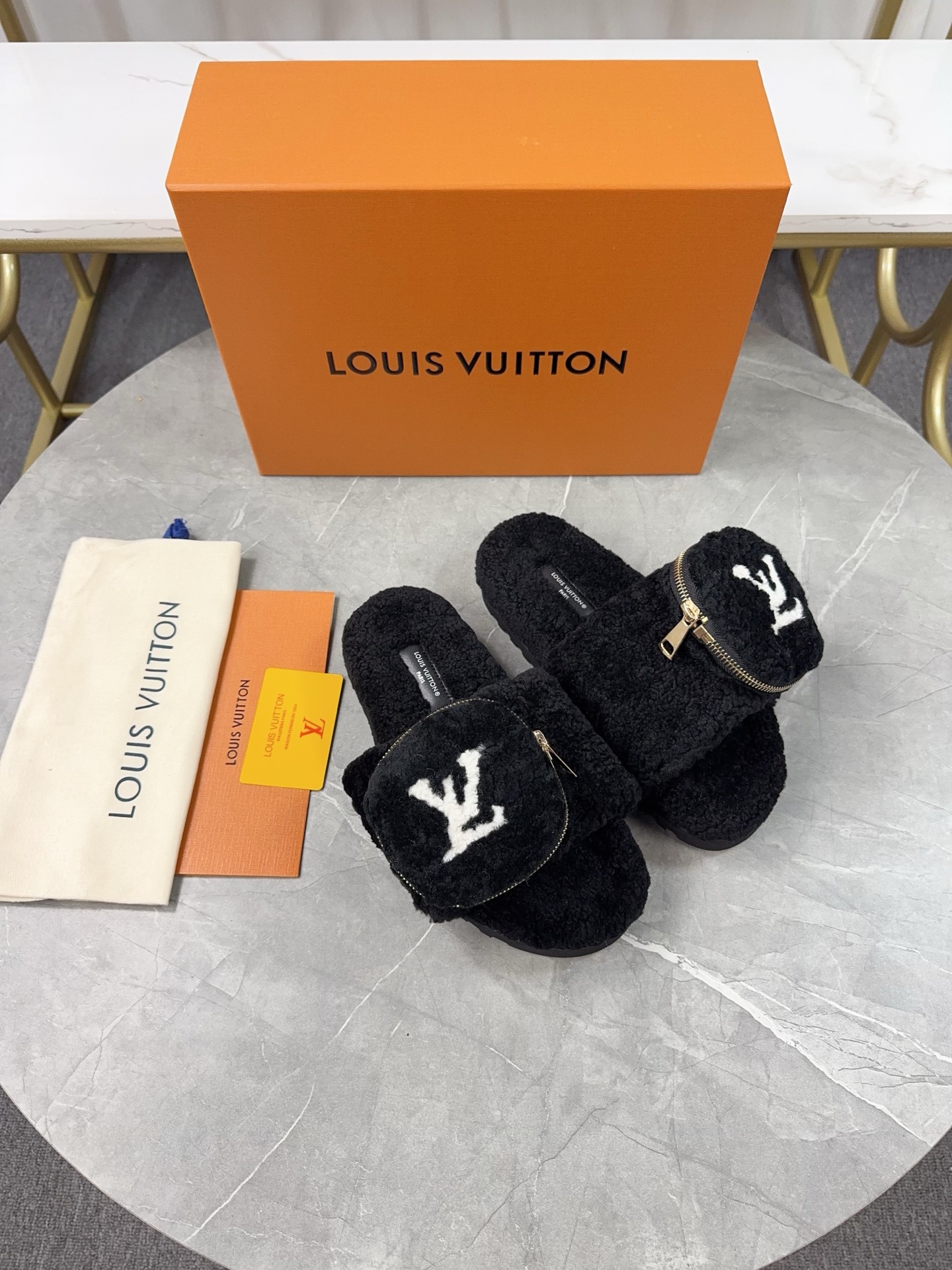 LV 高仿毛絨拖鞋 黑色小口袋設計百搭款｜歐美奢侈品精品推薦