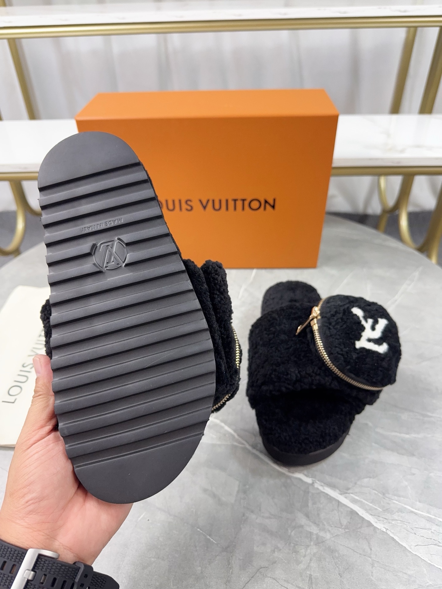 LV 高仿毛絨拖鞋 黑色小口袋設計百搭款｜歐美奢侈品精品推薦