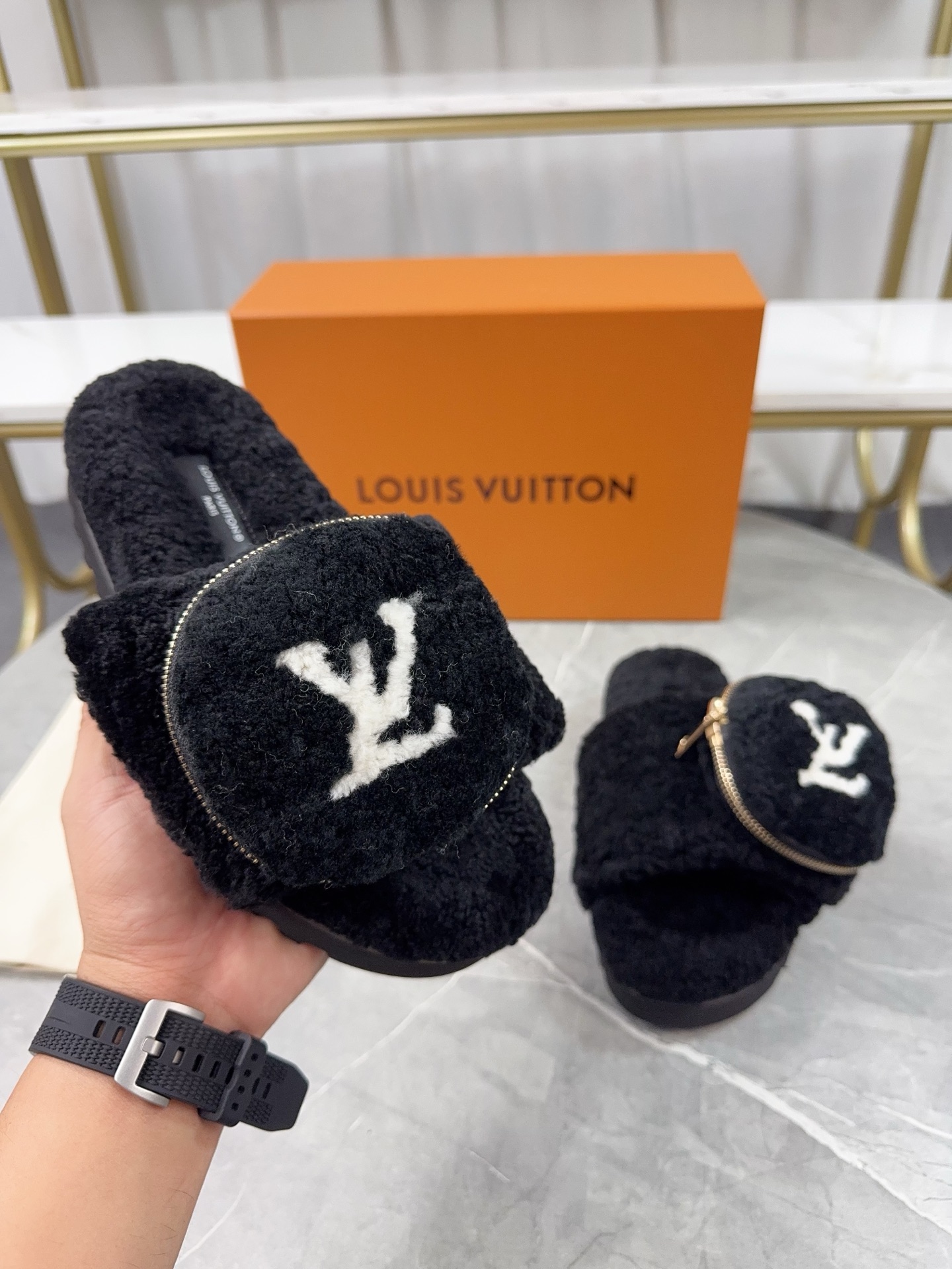 LV 高仿毛絨拖鞋 黑色小口袋設計百搭款｜歐美奢侈品精品推薦