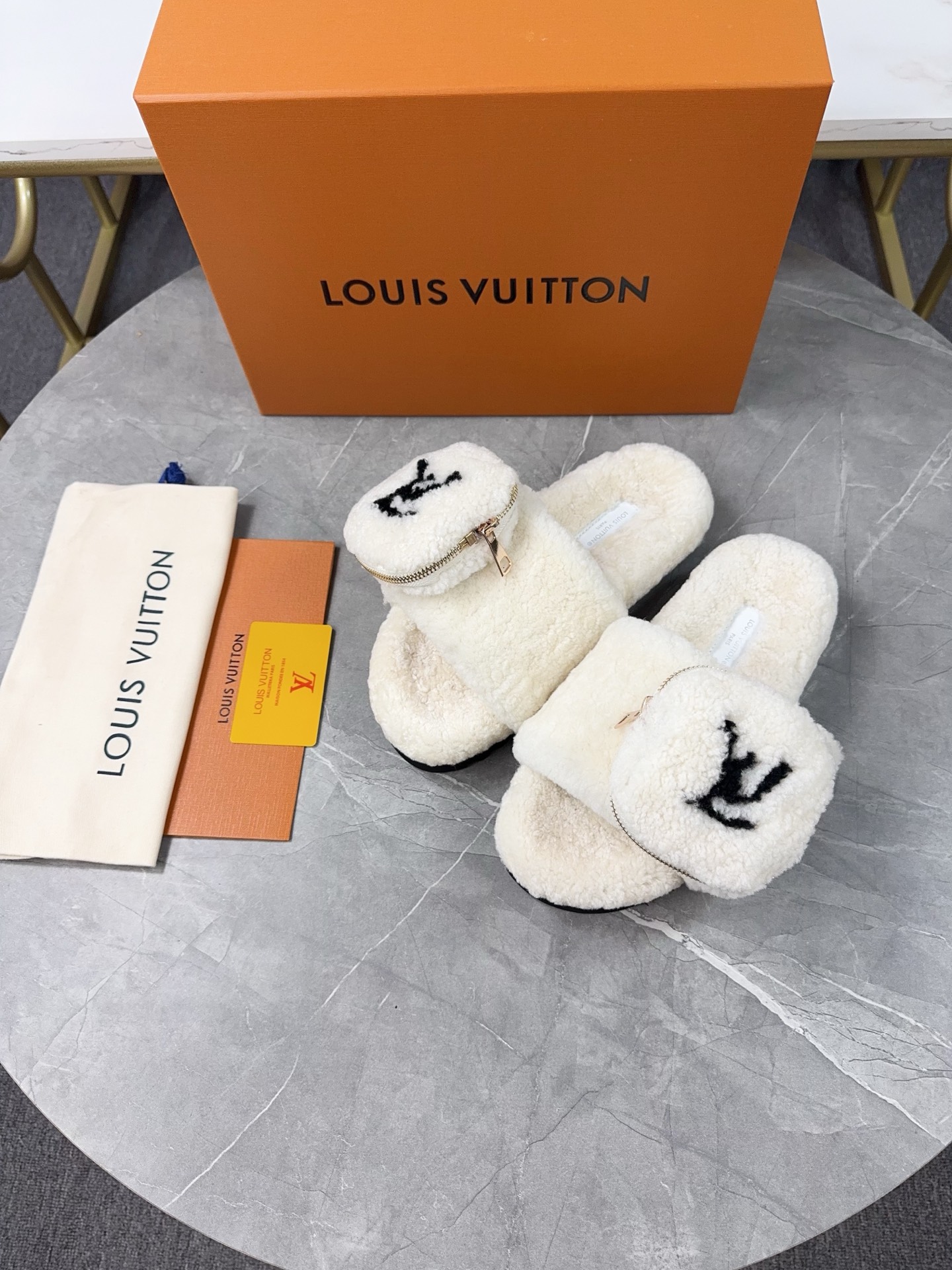LV 高仿毛絨拖鞋 奶白小口袋設計冬季款｜歐美奢侈品精品推薦