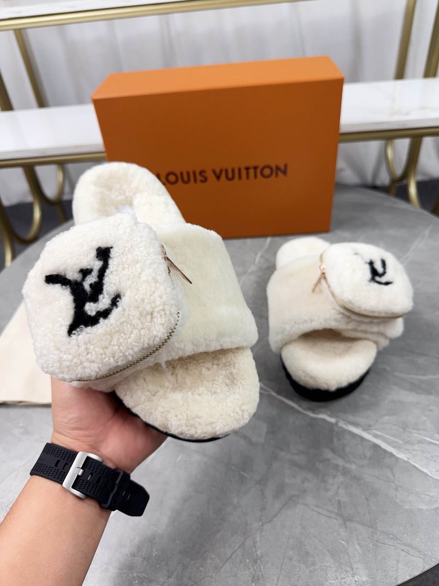 LV 高仿毛絨拖鞋 奶白小口袋設計冬季款｜歐美奢侈品精品推薦