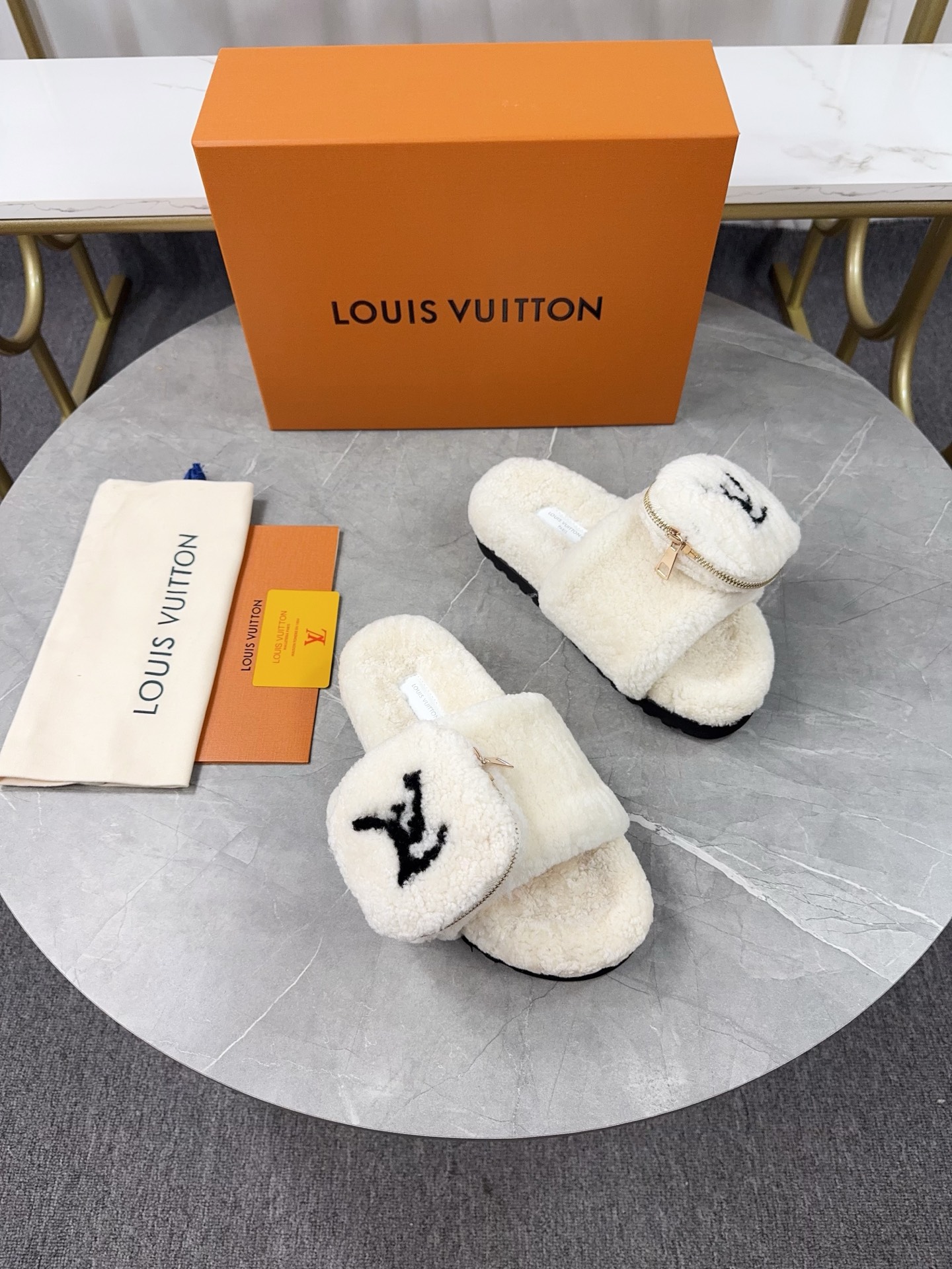 LV 高仿毛絨拖鞋 奶白小口袋設計冬季款｜歐美奢侈品精品推薦