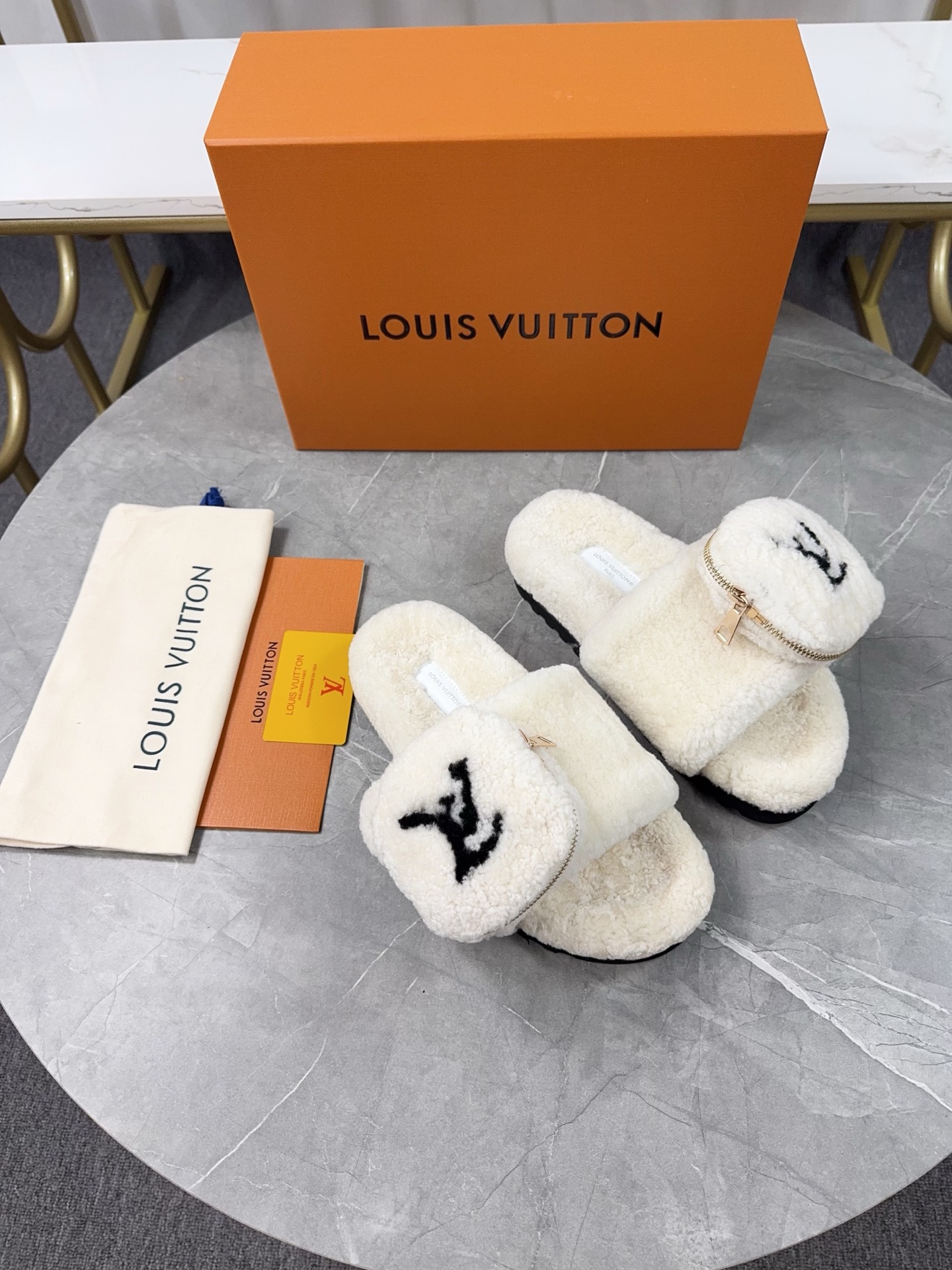 LV 高仿毛絨拖鞋 奶白小口袋設計冬季款｜歐美奢侈品精品推薦