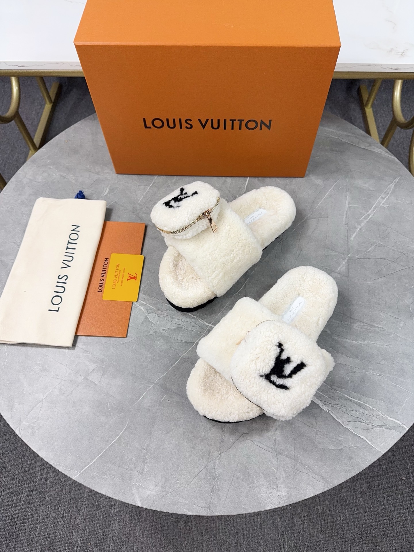 LV 高仿毛絨拖鞋 奶白小口袋設計冬季款｜歐美奢侈品精品推薦