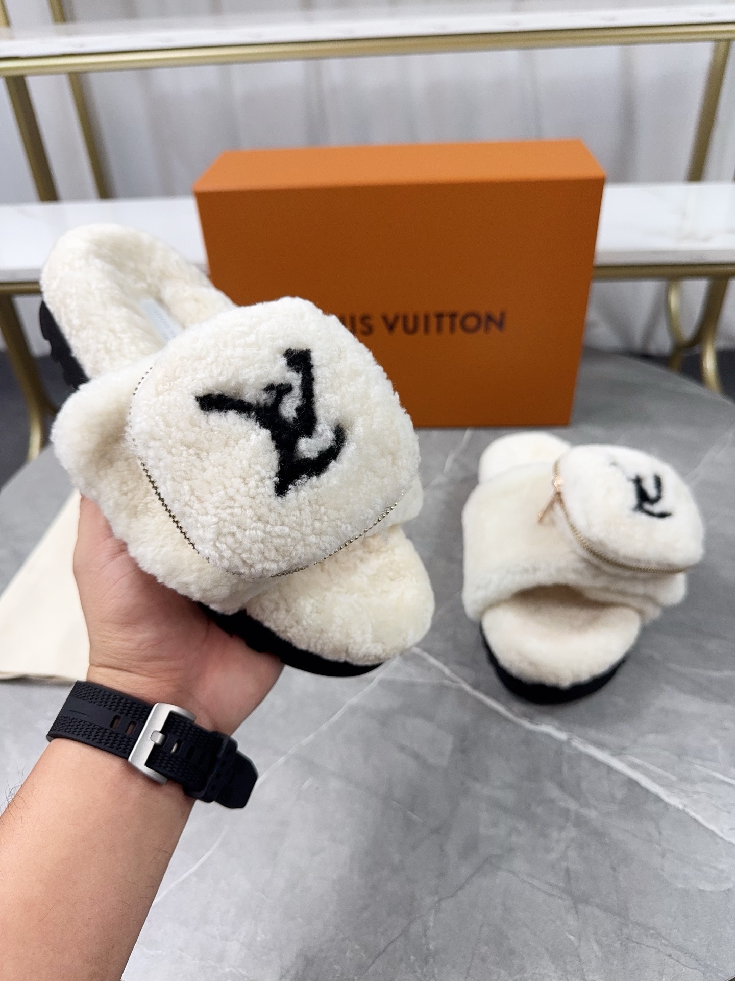 LV 高仿毛絨拖鞋 奶白小口袋設計冬季款｜歐美奢侈品精品推薦