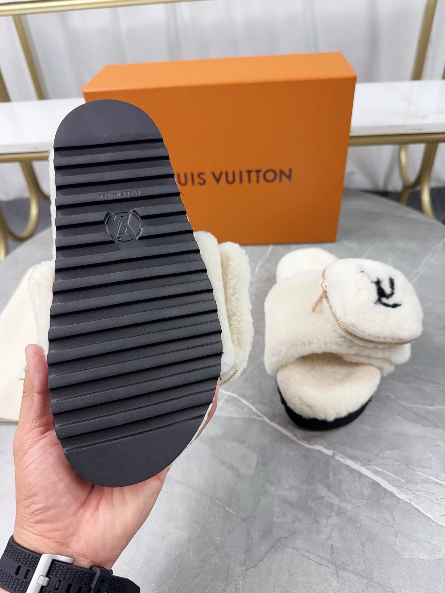 LV 高仿毛絨拖鞋 奶白小口袋設計冬季款｜歐美奢侈品精品推薦