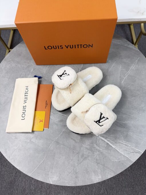LV 高仿羊羔絨拖鞋 奶白黑標口袋款