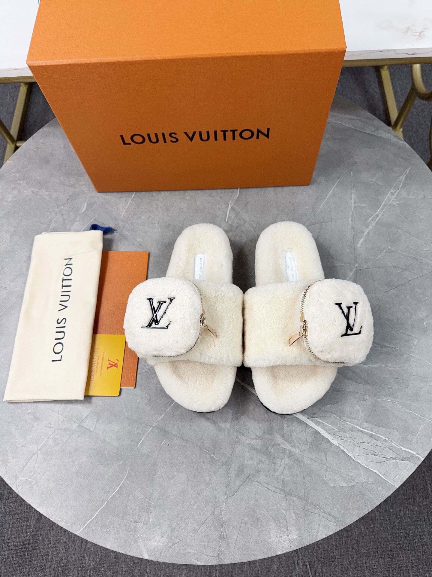 LV 高仿羊羔絨拖鞋 奶白黑標口袋款｜歐美奢侈品精品推薦