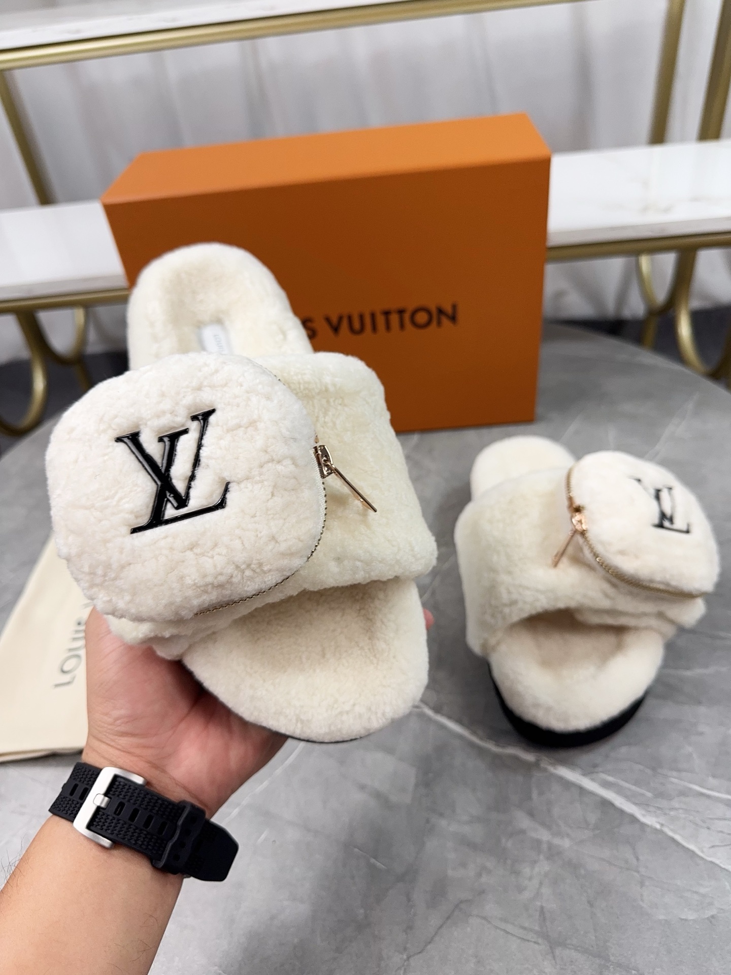 LV 高仿羊羔絨拖鞋 奶白黑標口袋款｜歐美奢侈品精品推薦