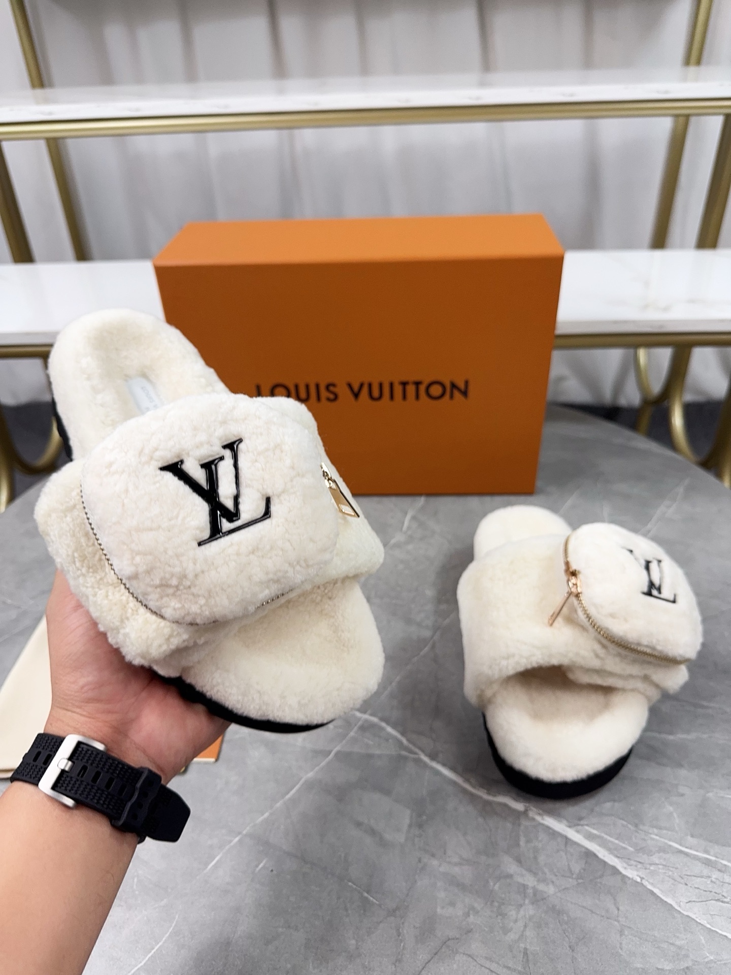 LV 高仿羊羔絨拖鞋 奶白黑標口袋款｜歐美奢侈品精品推薦