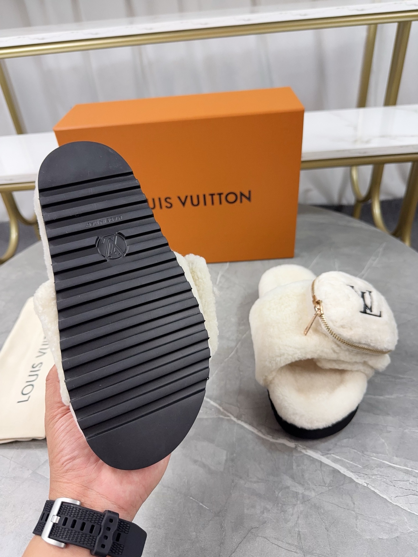 LV 高仿羊羔絨拖鞋 奶白黑標口袋款｜歐美奢侈品精品推薦