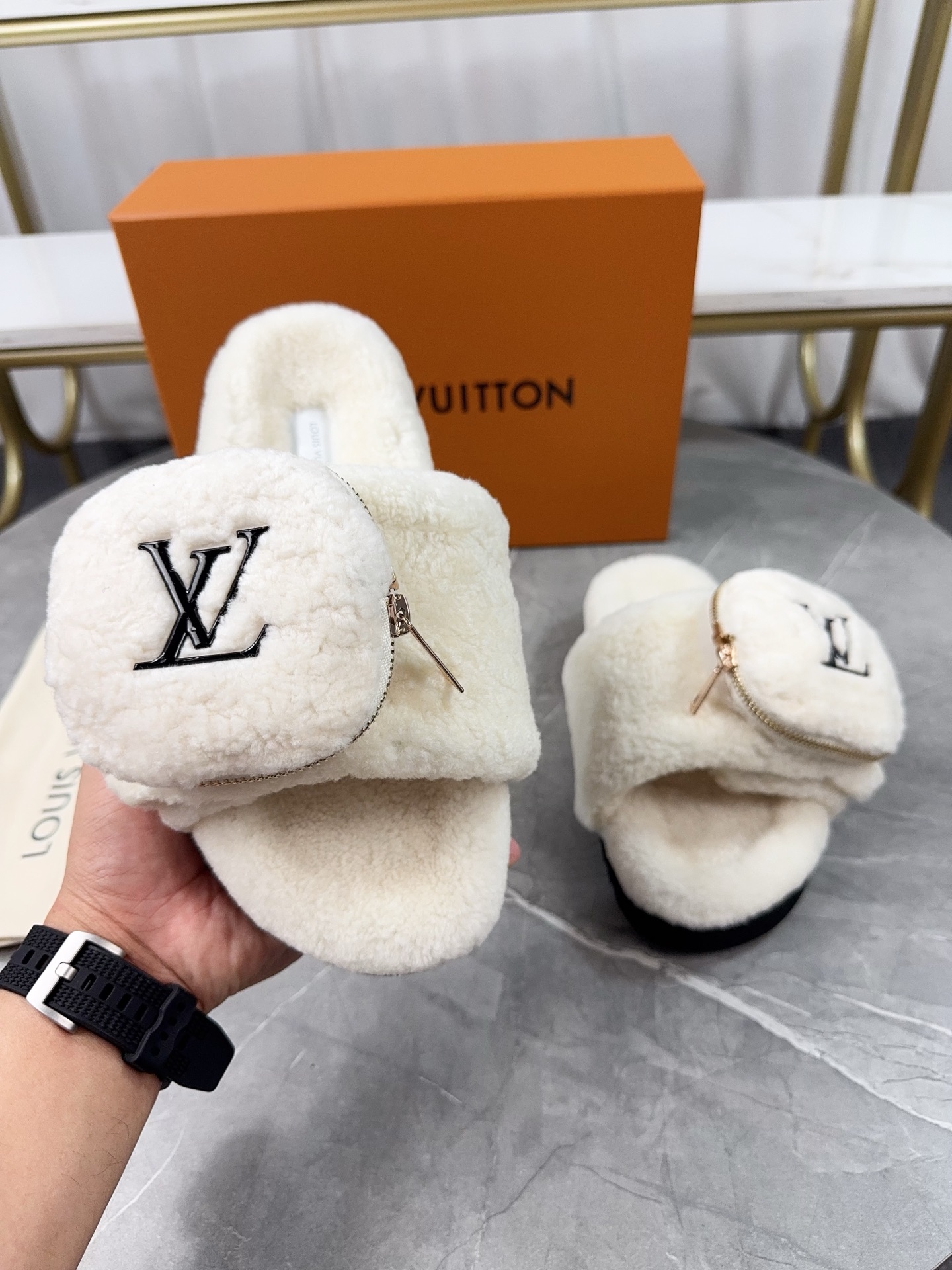LV 高仿羊羔絨拖鞋 奶白黑標口袋款｜歐美奢侈品精品推薦