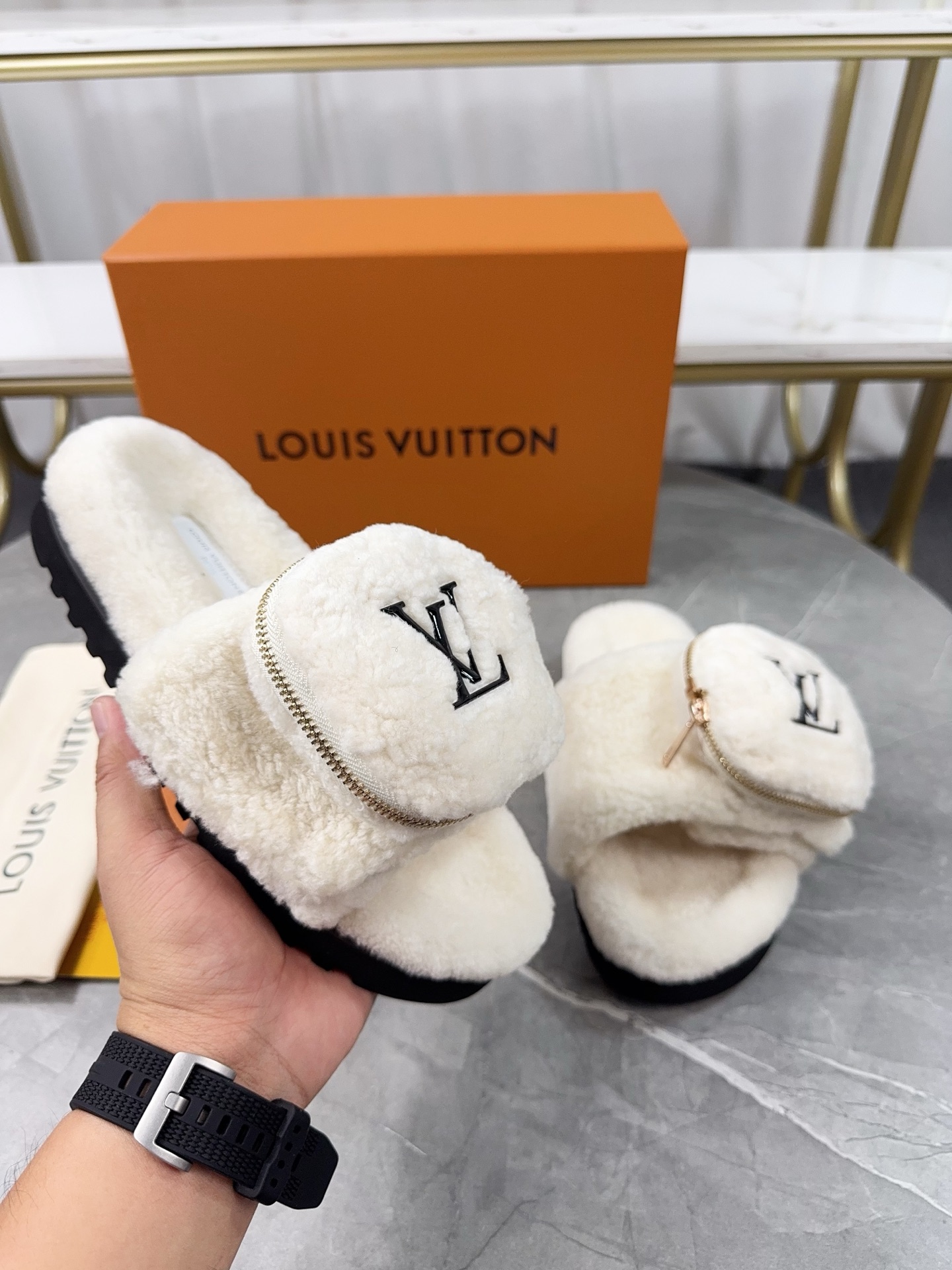 LV 高仿羊羔絨拖鞋 奶白黑標口袋款｜歐美奢侈品精品推薦