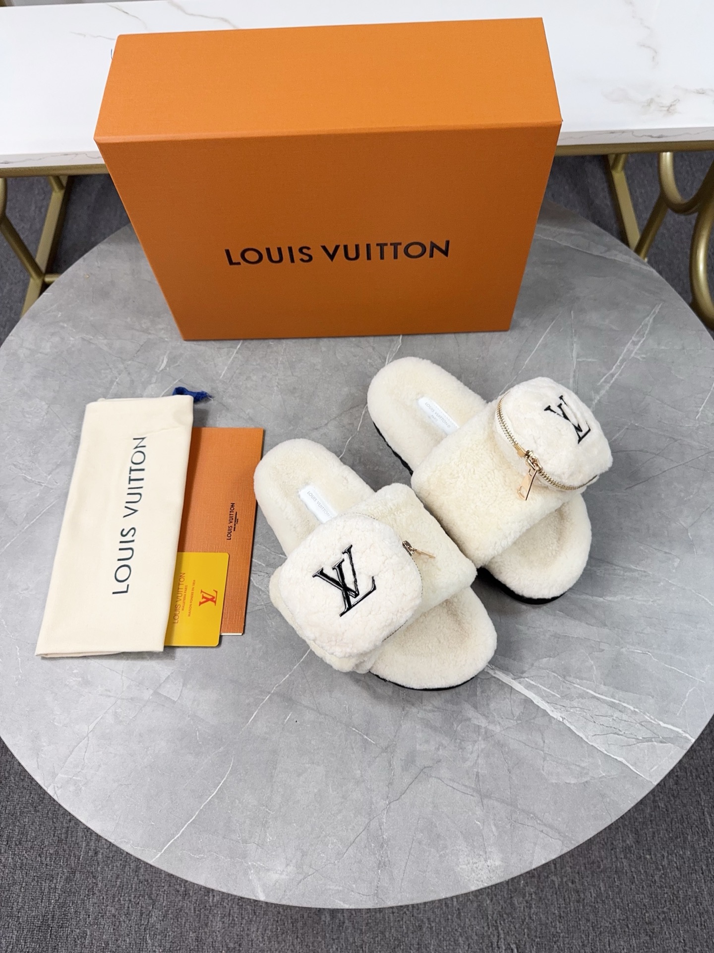 LV 高仿羊羔絨拖鞋 奶白黑標口袋款｜歐美奢侈品精品推薦