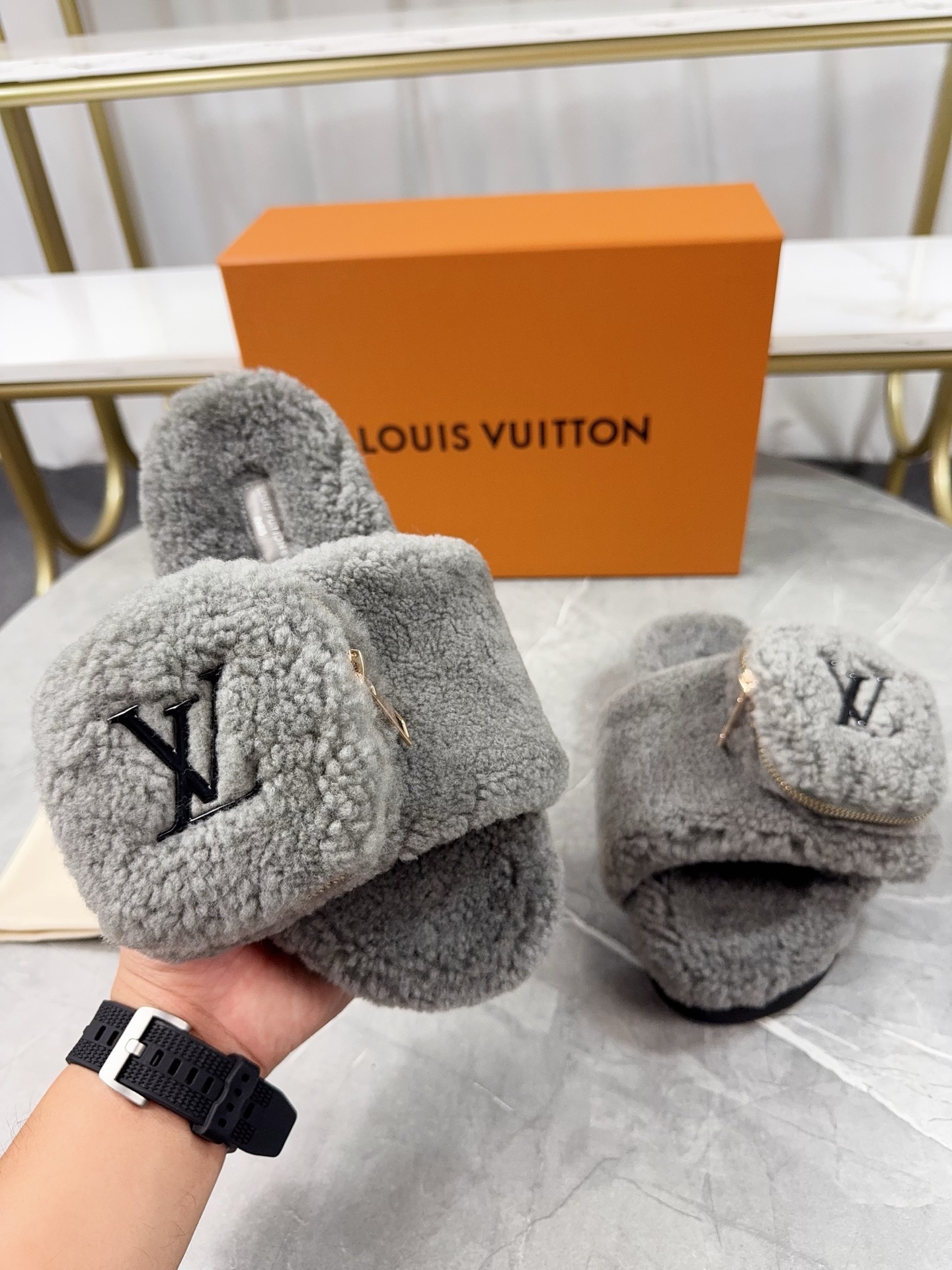 LV 高仿羊羔絨拖鞋 灰色口袋款｜歐美奢侈品精品推薦