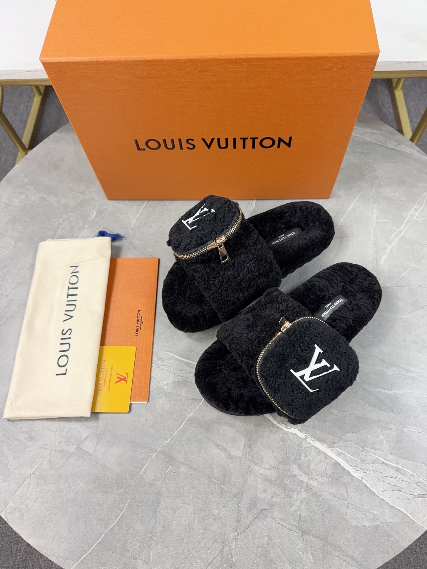 LV 高仿羊羔絨拖鞋 黑色口袋款｜歐美奢侈品精品推薦