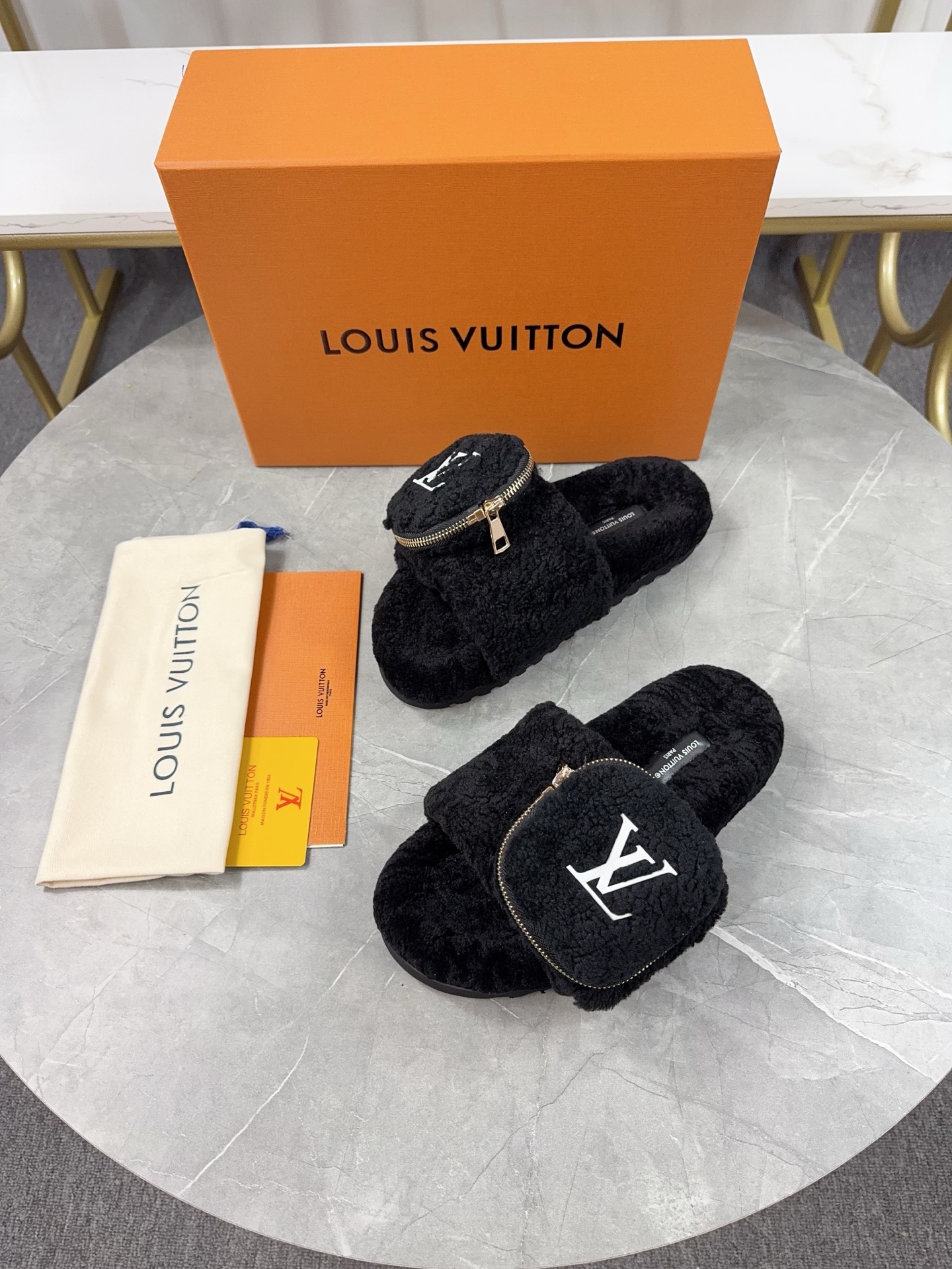 LV 高仿羊羔絨拖鞋 黑色口袋款｜歐美奢侈品精品推薦