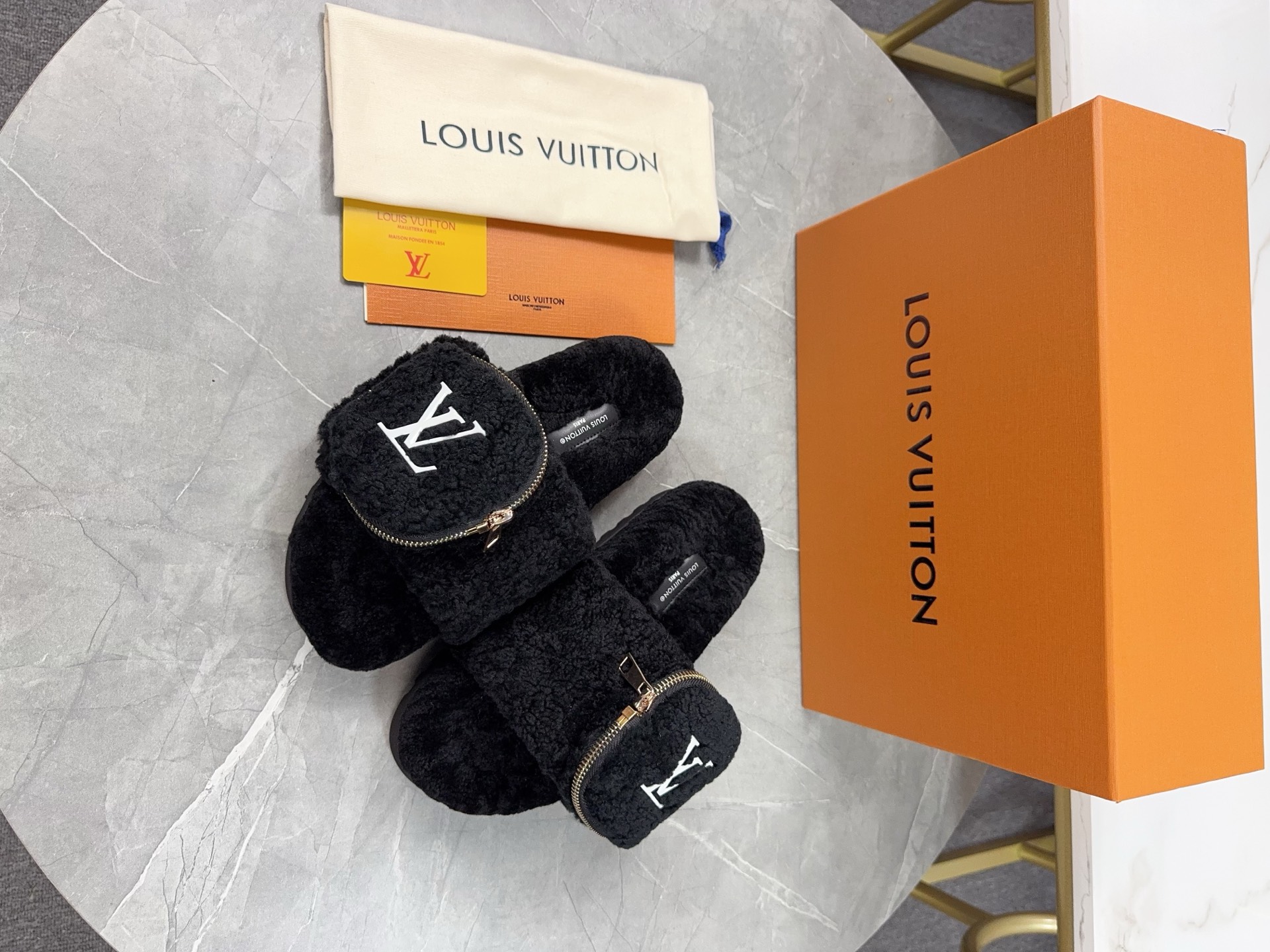 LV 高仿羊羔絨拖鞋 黑色口袋款｜歐美奢侈品精品推薦