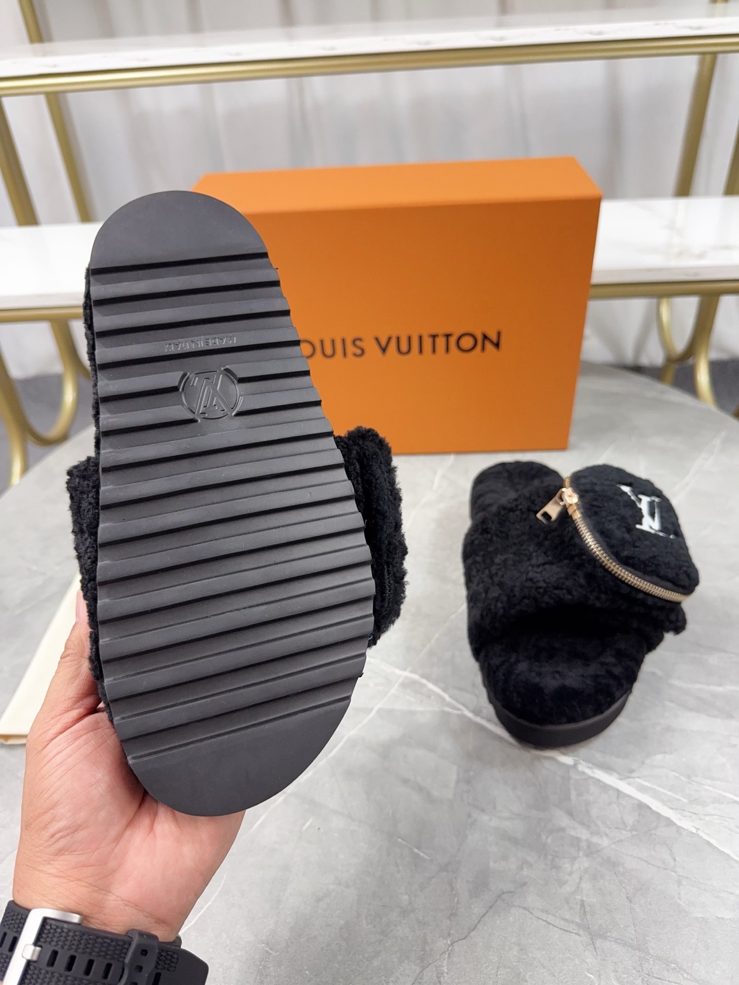 LV 高仿羊羔絨拖鞋 黑色口袋款｜歐美奢侈品精品推薦