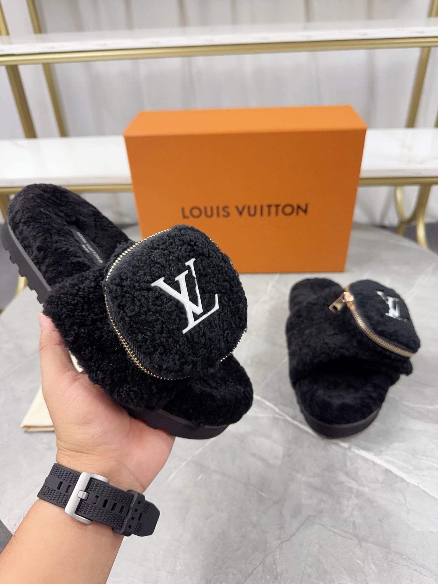LV 高仿羊羔絨拖鞋 黑色口袋款｜歐美奢侈品精品推薦