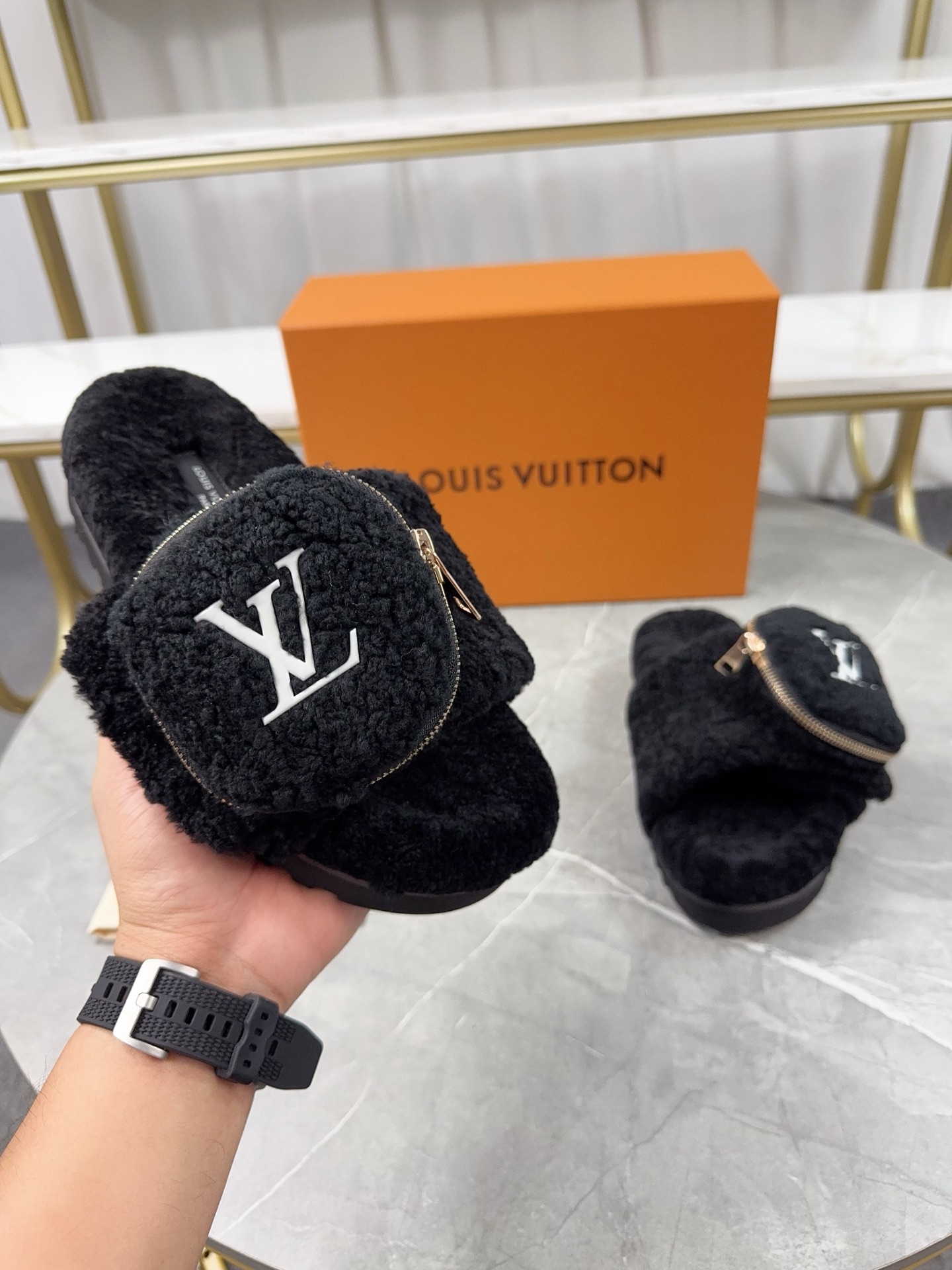 LV 高仿羊羔絨拖鞋 黑色口袋款｜歐美奢侈品精品推薦