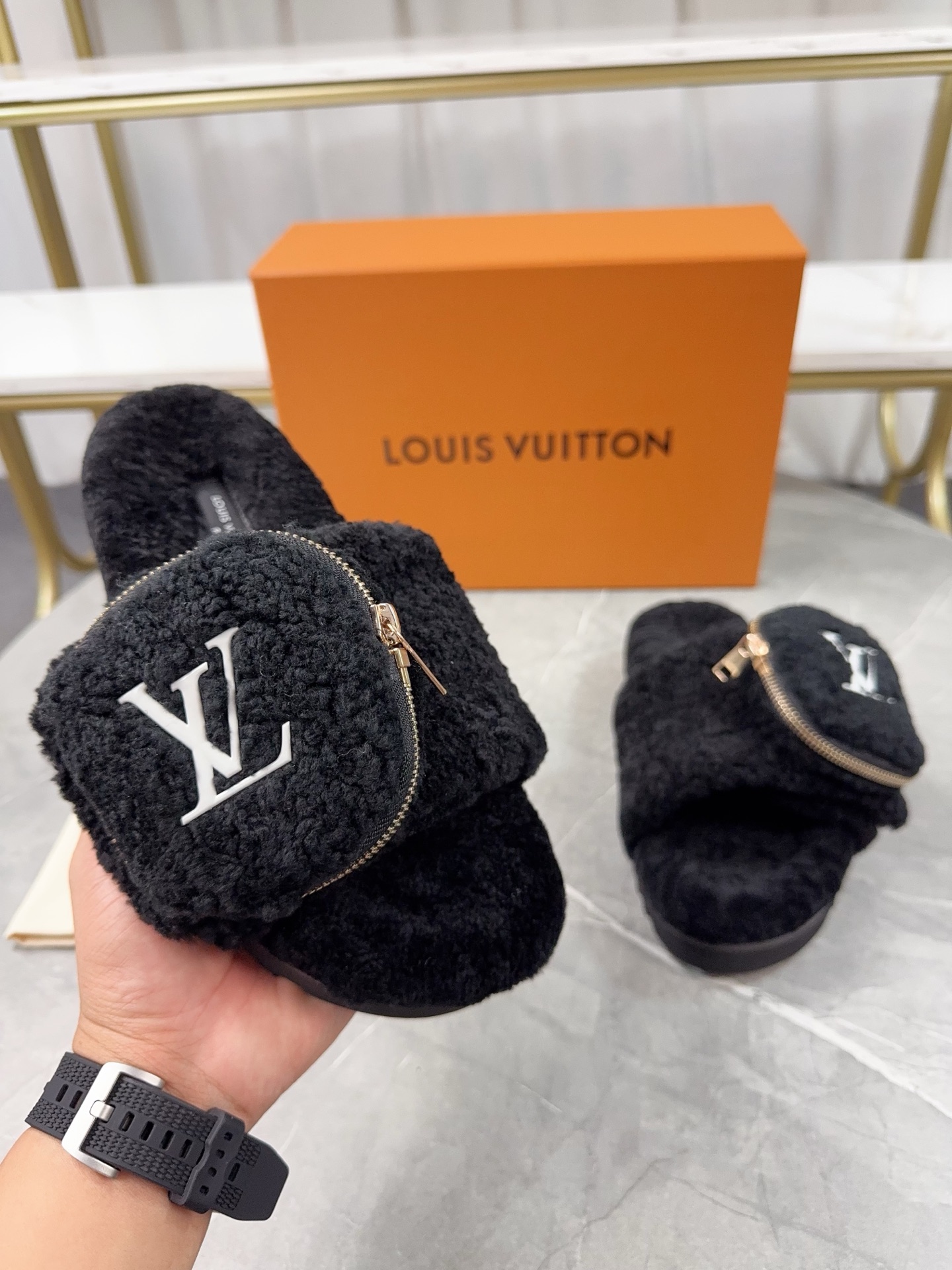 LV 高仿羊羔絨拖鞋 黑色口袋款｜歐美奢侈品精品推薦