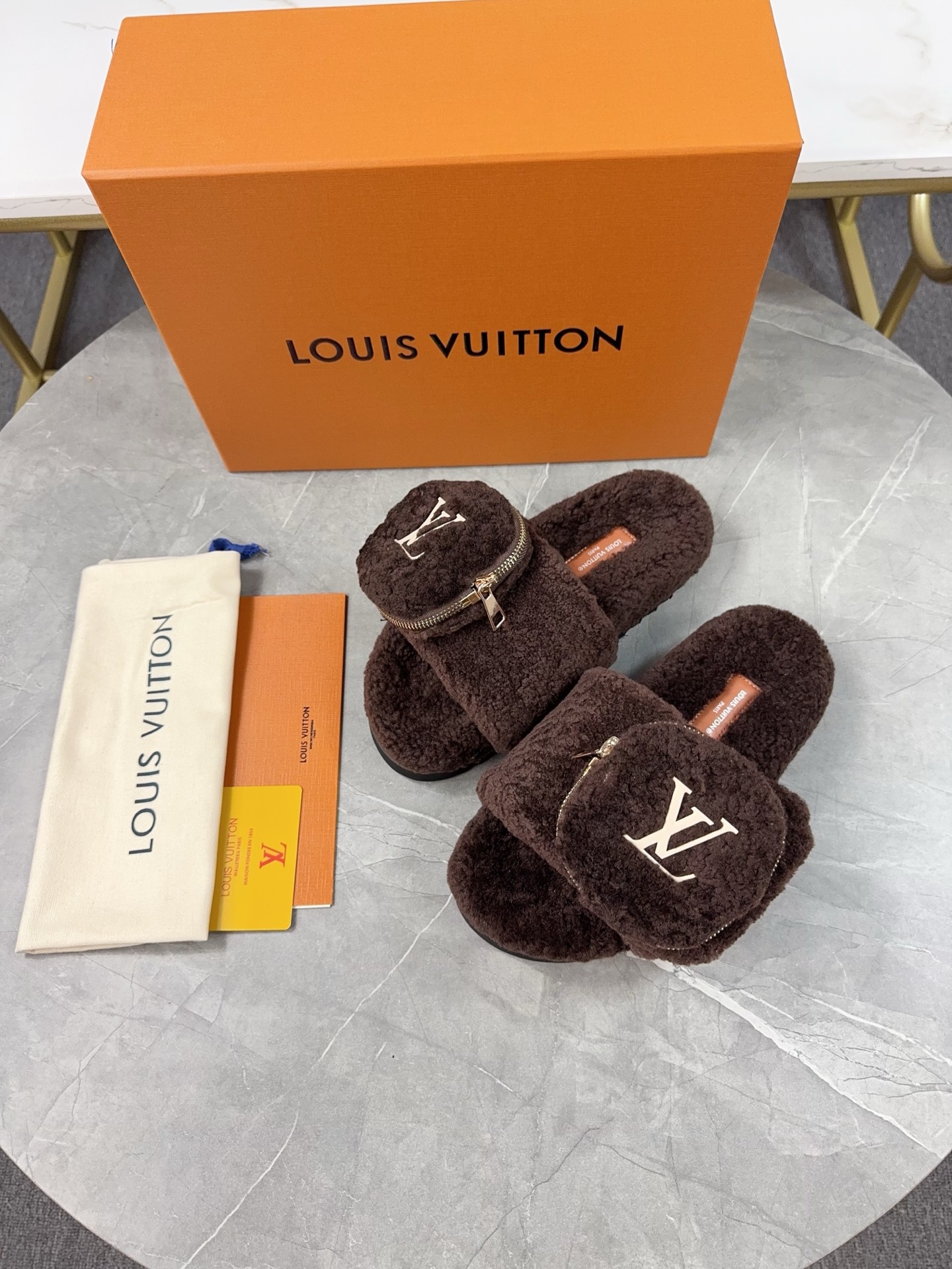 LV 高仿羊羔絨拖鞋 咖啡色口袋款｜歐美奢侈品精品推薦
