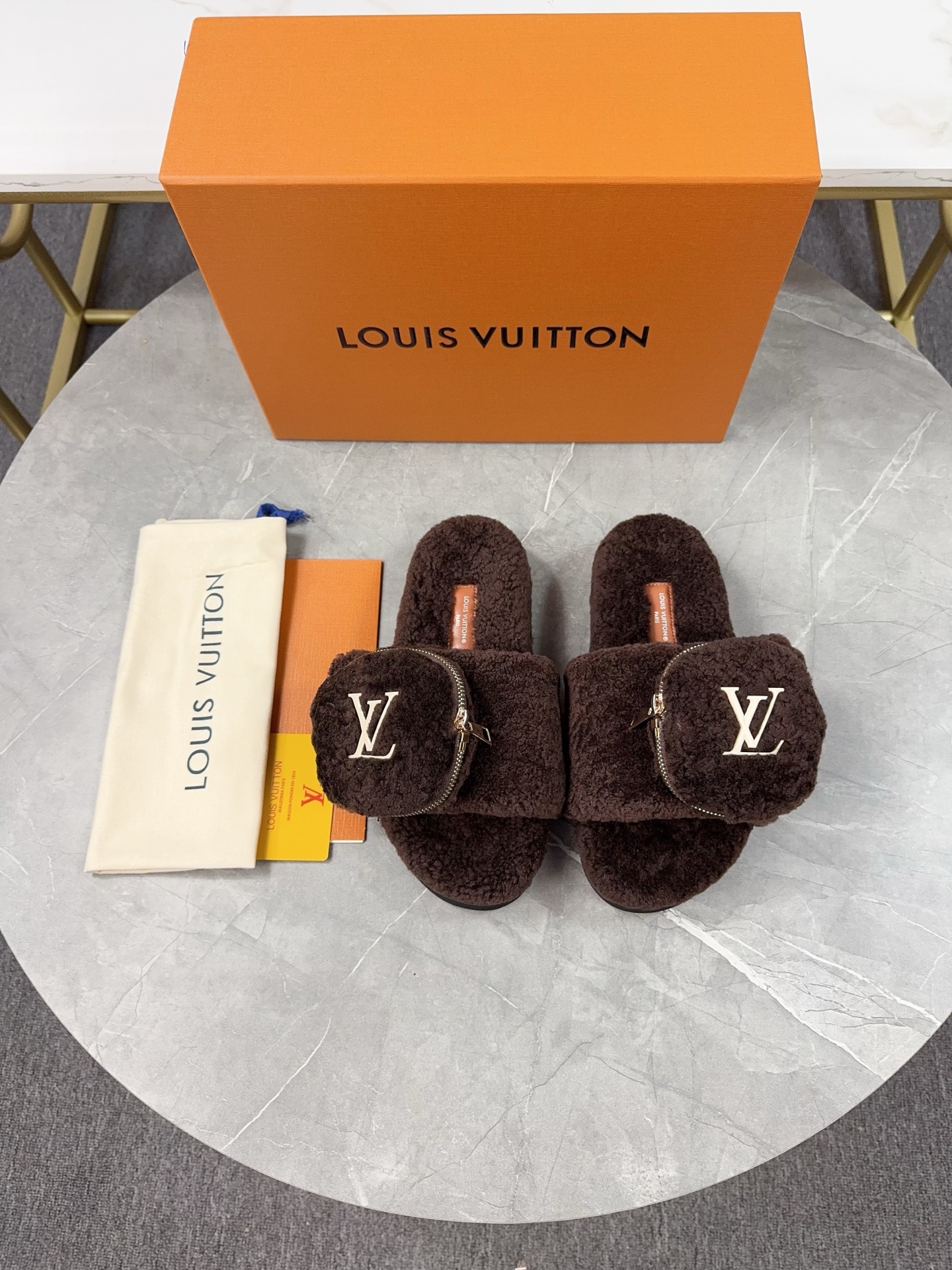 LV 高仿羊羔絨拖鞋 咖啡色口袋款｜歐美奢侈品精品推薦