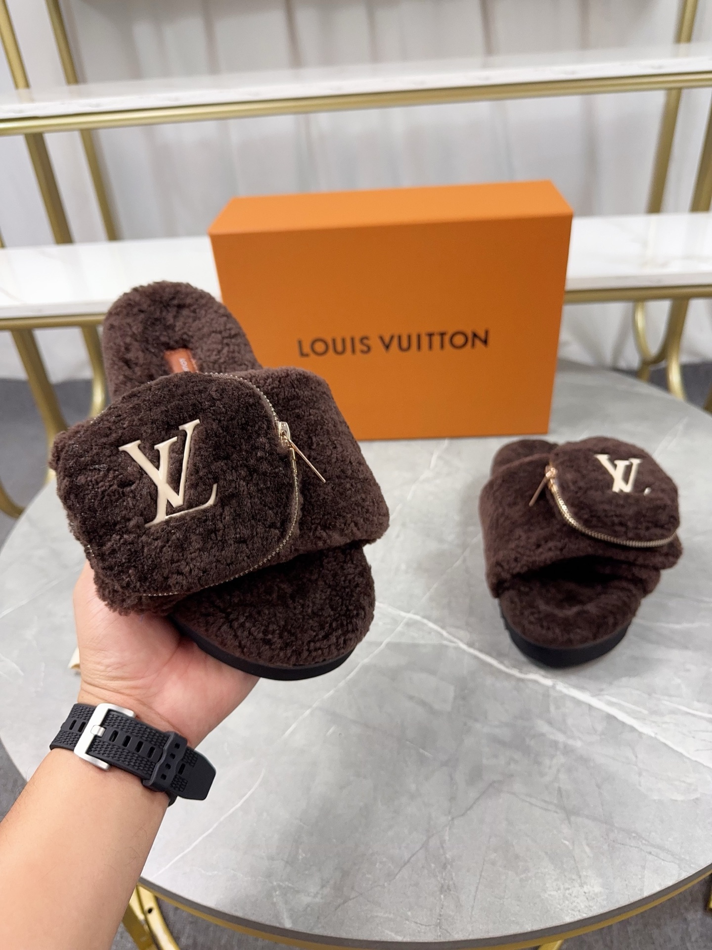 LV 高仿羊羔絨拖鞋 咖啡色口袋款｜歐美奢侈品精品推薦