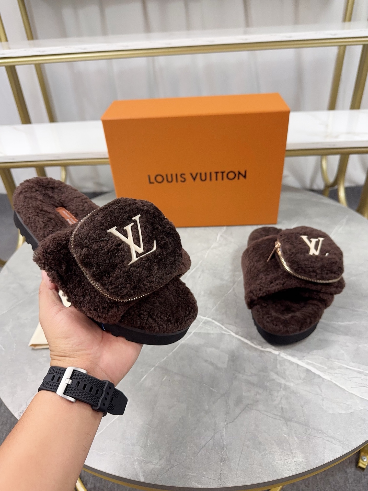LV 高仿羊羔絨拖鞋 咖啡色口袋款｜歐美奢侈品精品推薦