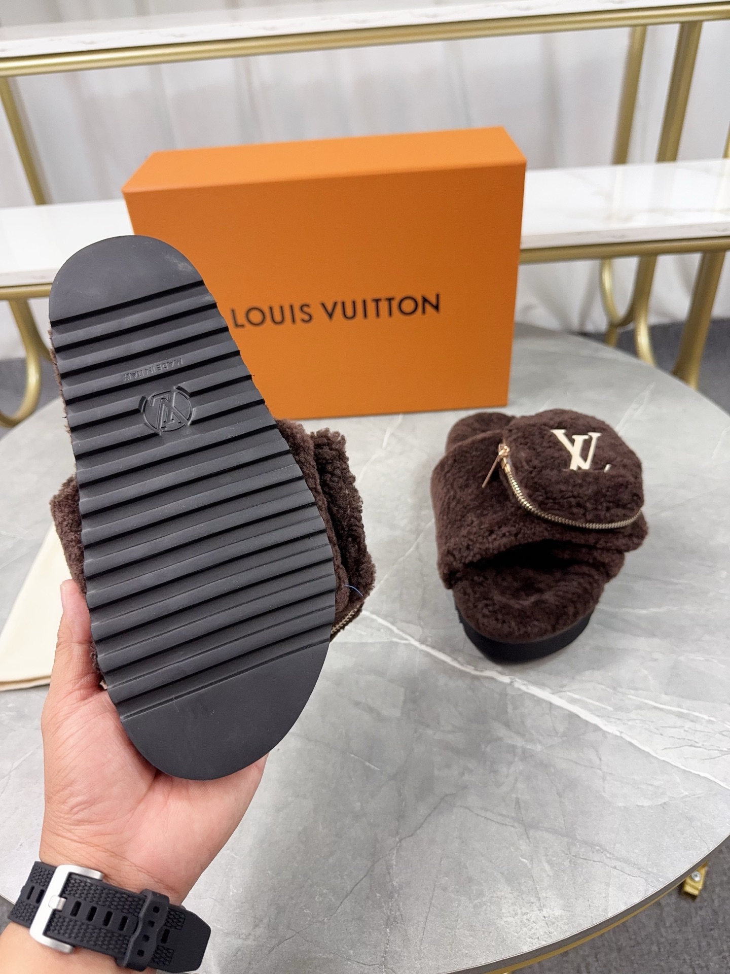 LV 高仿羊羔絨拖鞋 咖啡色口袋款｜歐美奢侈品精品推薦