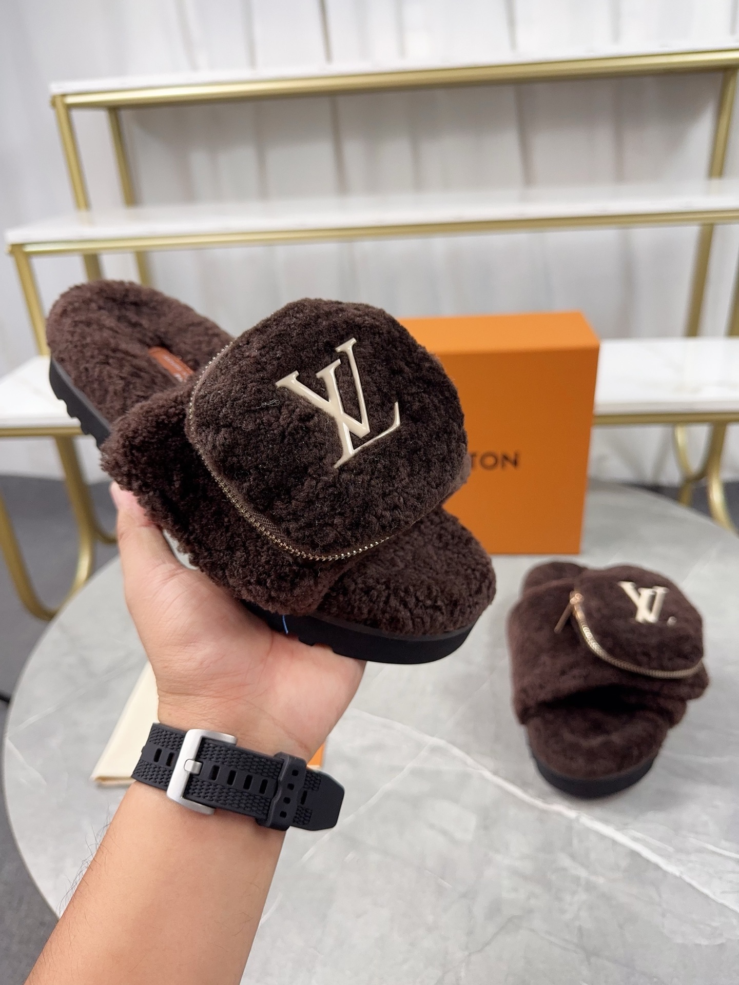 LV 高仿羊羔絨拖鞋 咖啡色口袋款｜歐美奢侈品精品推薦