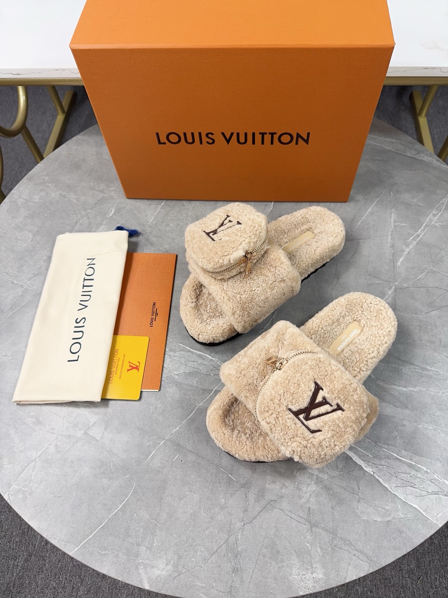 LV 高仿羊羔絨拖鞋 米色口袋款｜歐美奢侈品精品推薦
